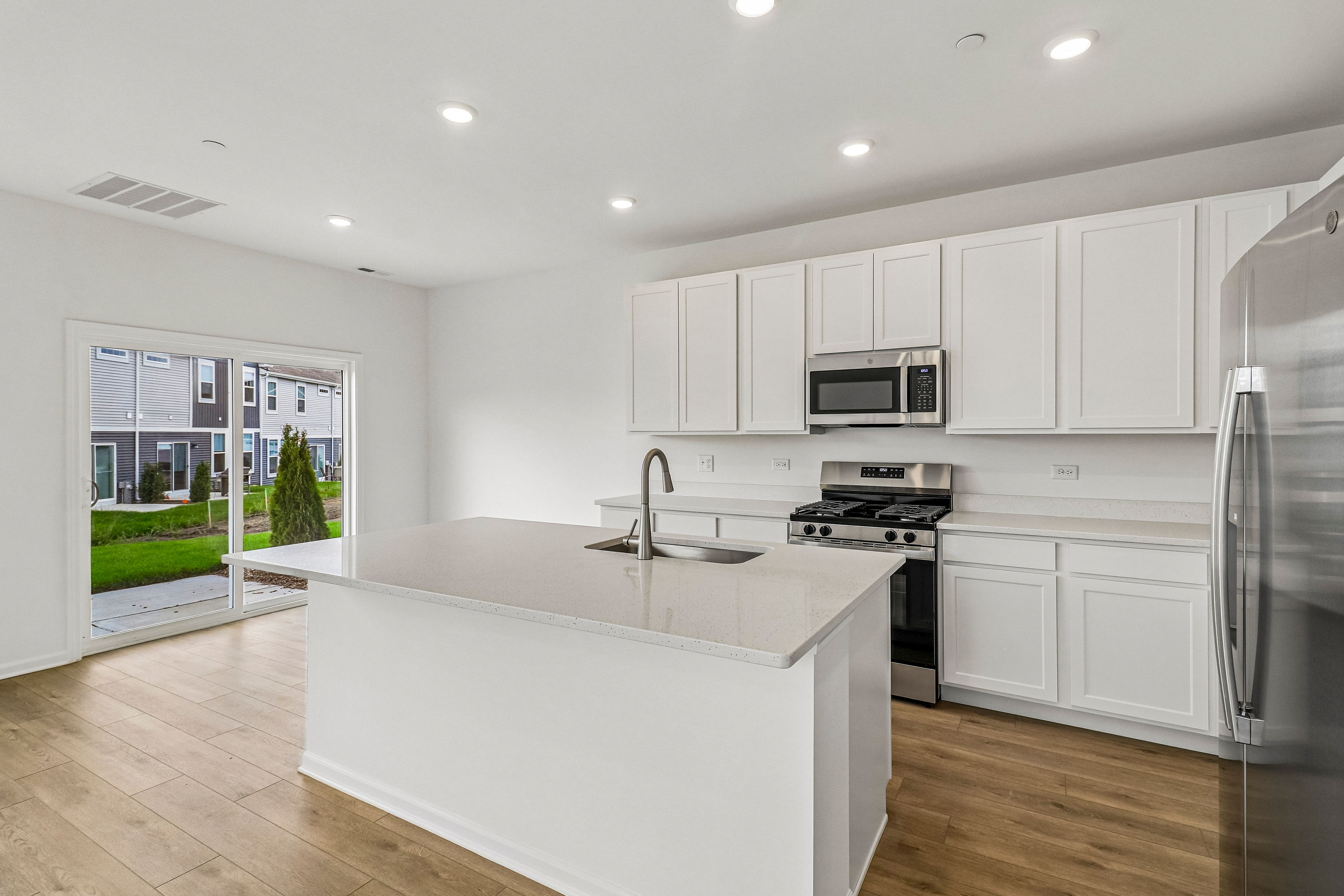 Photo 2 of 29 of 649 Cassia Ct, Crystal Lake, IL