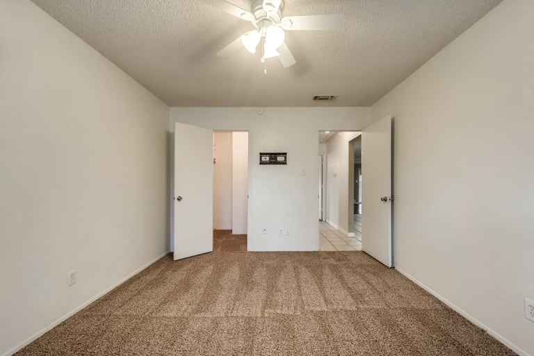 Photo 19 of 33 - 2925 Beachtree Ln, Bedford, TX 76021