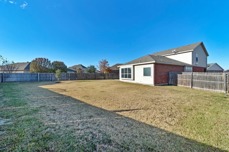 Photo 5 of 31 - 9625 Brenden Dr, Fort Worth, TX 76108