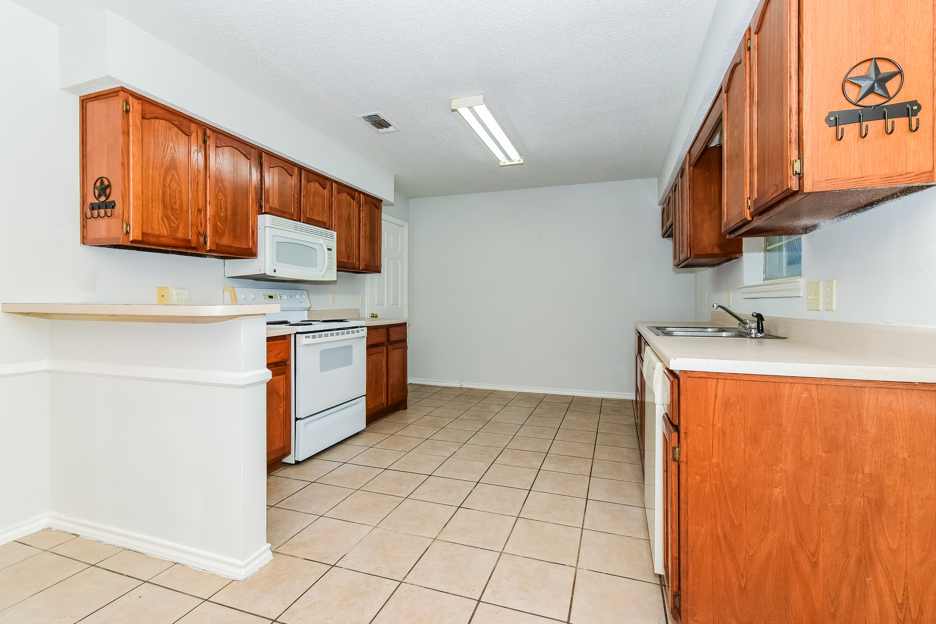 Photo 2 of 20 of 2127 N Village Dr, Bonham, TX
