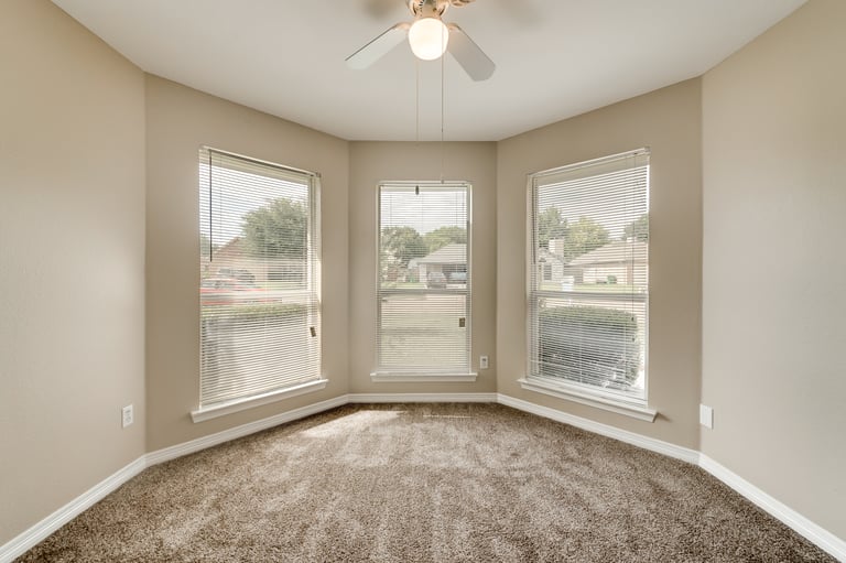 Photo 23 of 30 - 402 Roan Ln, Red Oak, TX 75154