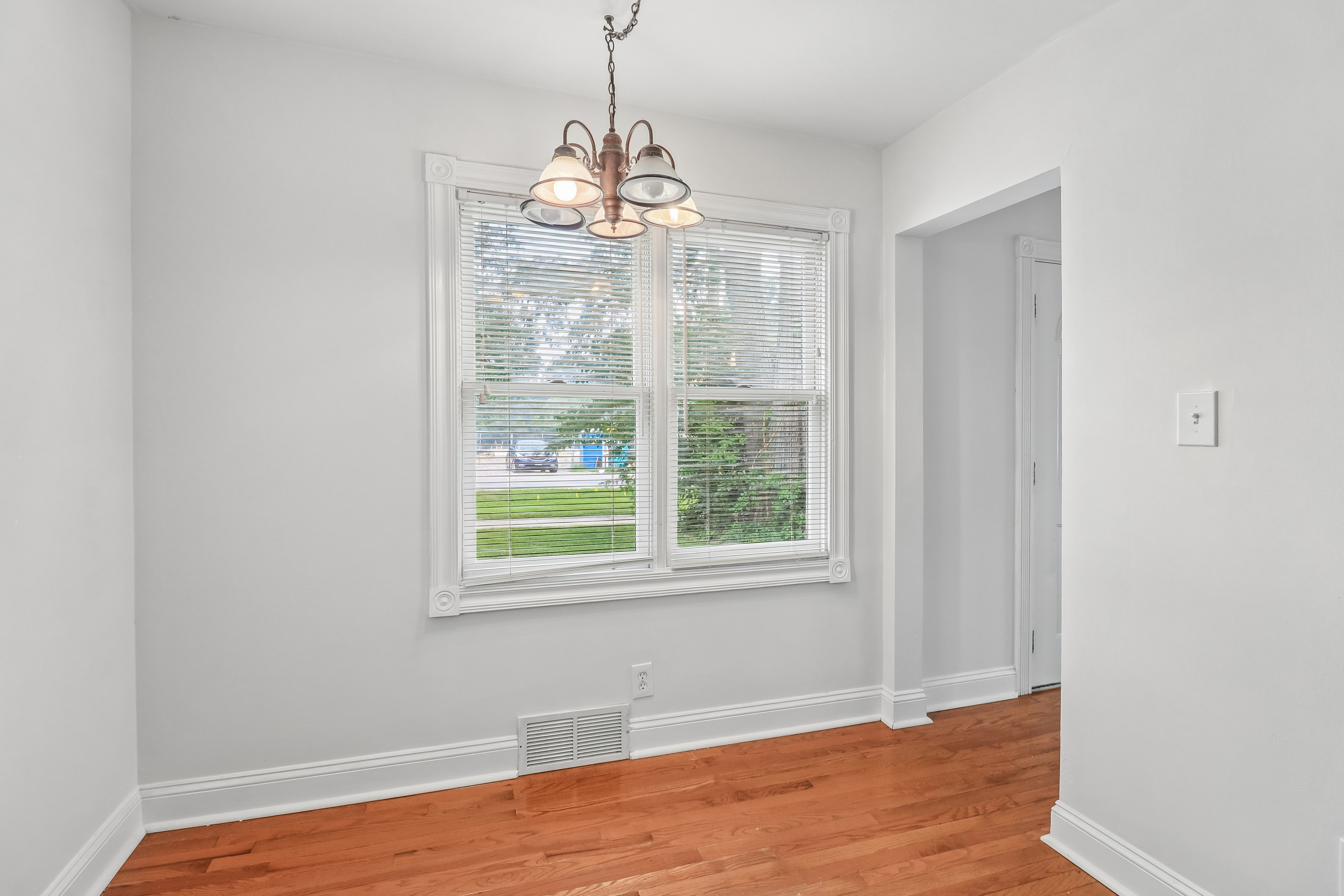 Photo 29 of 35 of 4811 Roslyn Rd, Downers Grove, IL