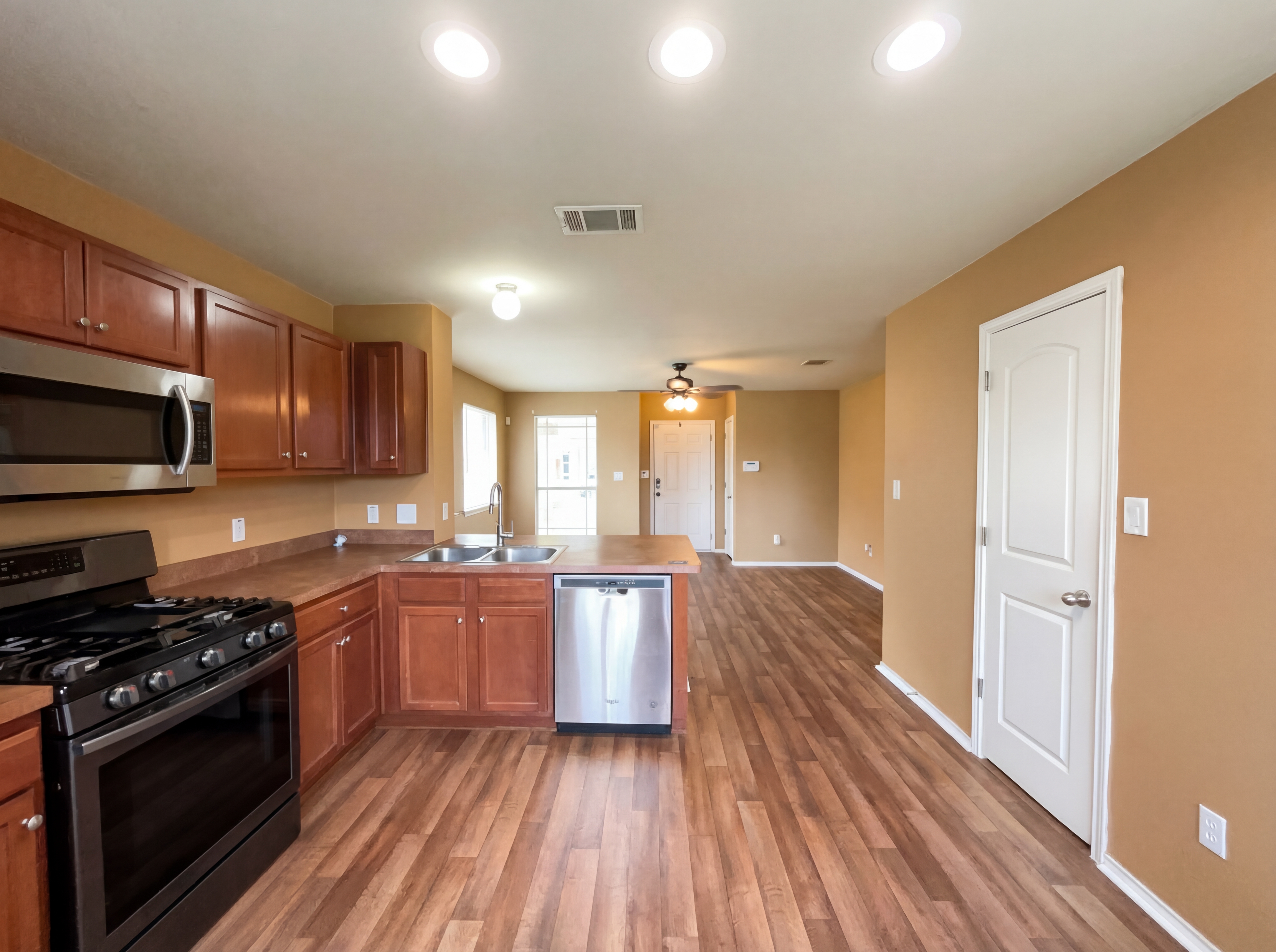 Photo 2 of 34 of 15102 Imes Ln, Austin, TX