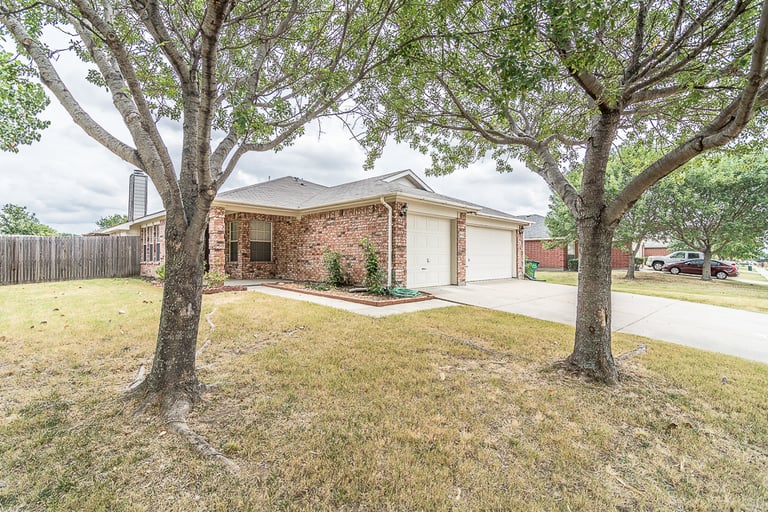 Photo 2 of 21 - 410 Stefhanie Dr, Celina, TX 75009
