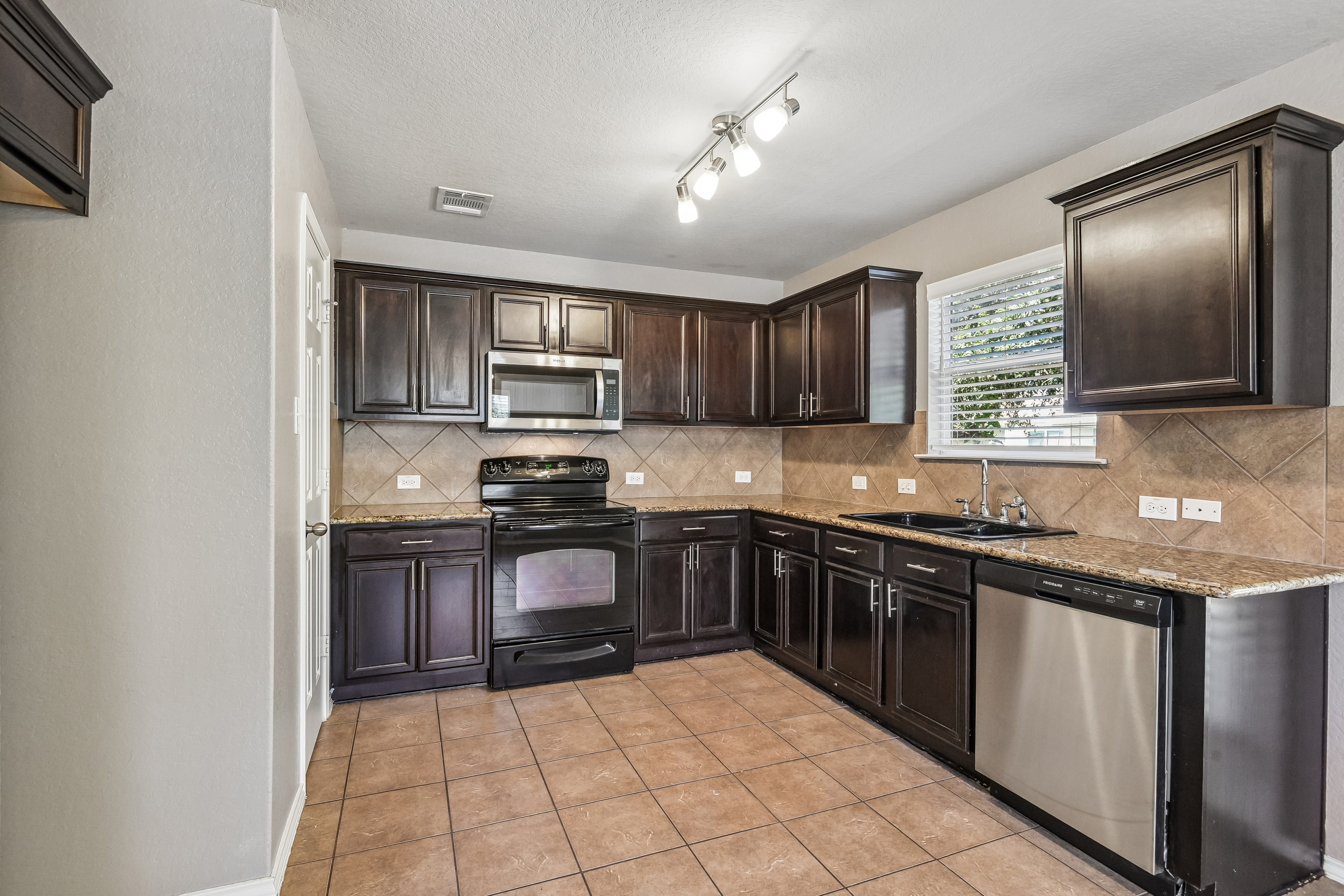 Photo 18 of 49 of 2535 Fayette Dr, New Braunfels, TX