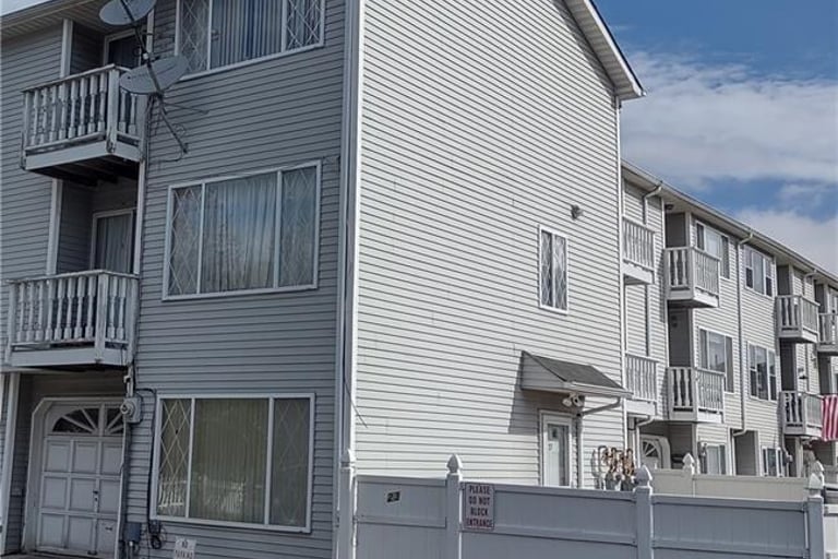 23 Simmons Loop, Staten Island, NY 10314 Opendoor