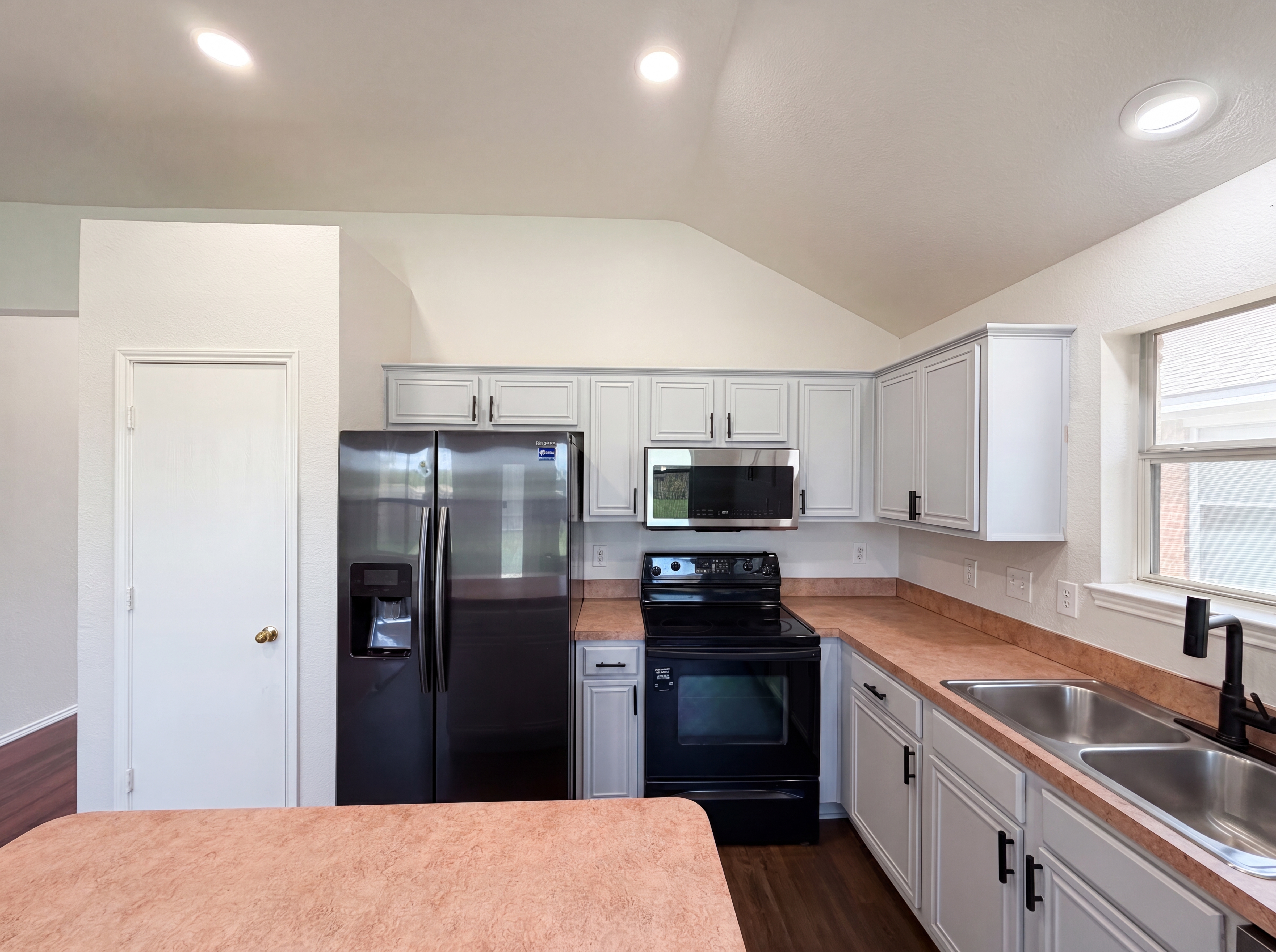 Photo 2 of 16 of 1531 Kensington Pl, Lancaster, TX