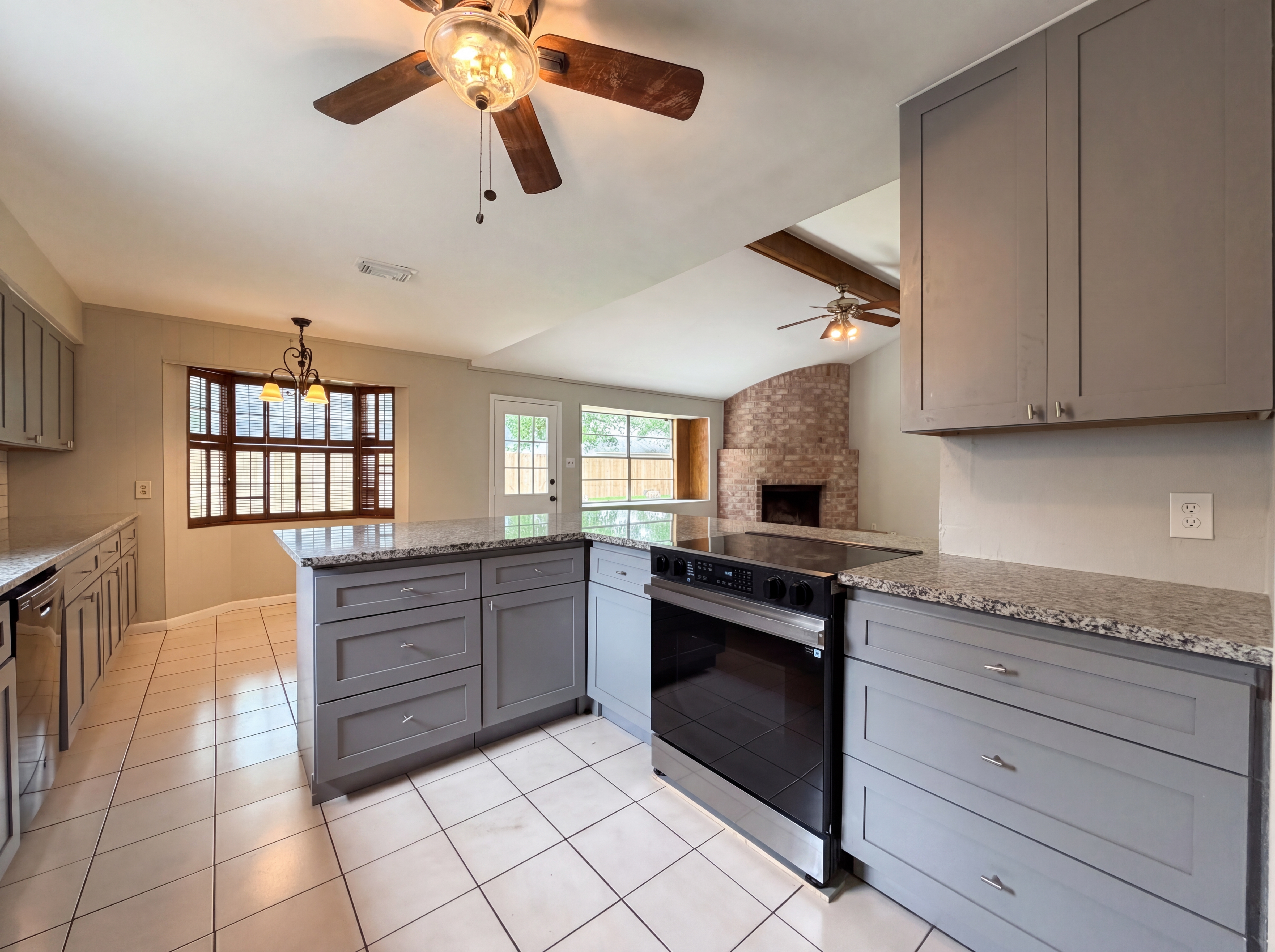 Photo 11 of 19 of 9606 Ballin David Dr, Spring, TX