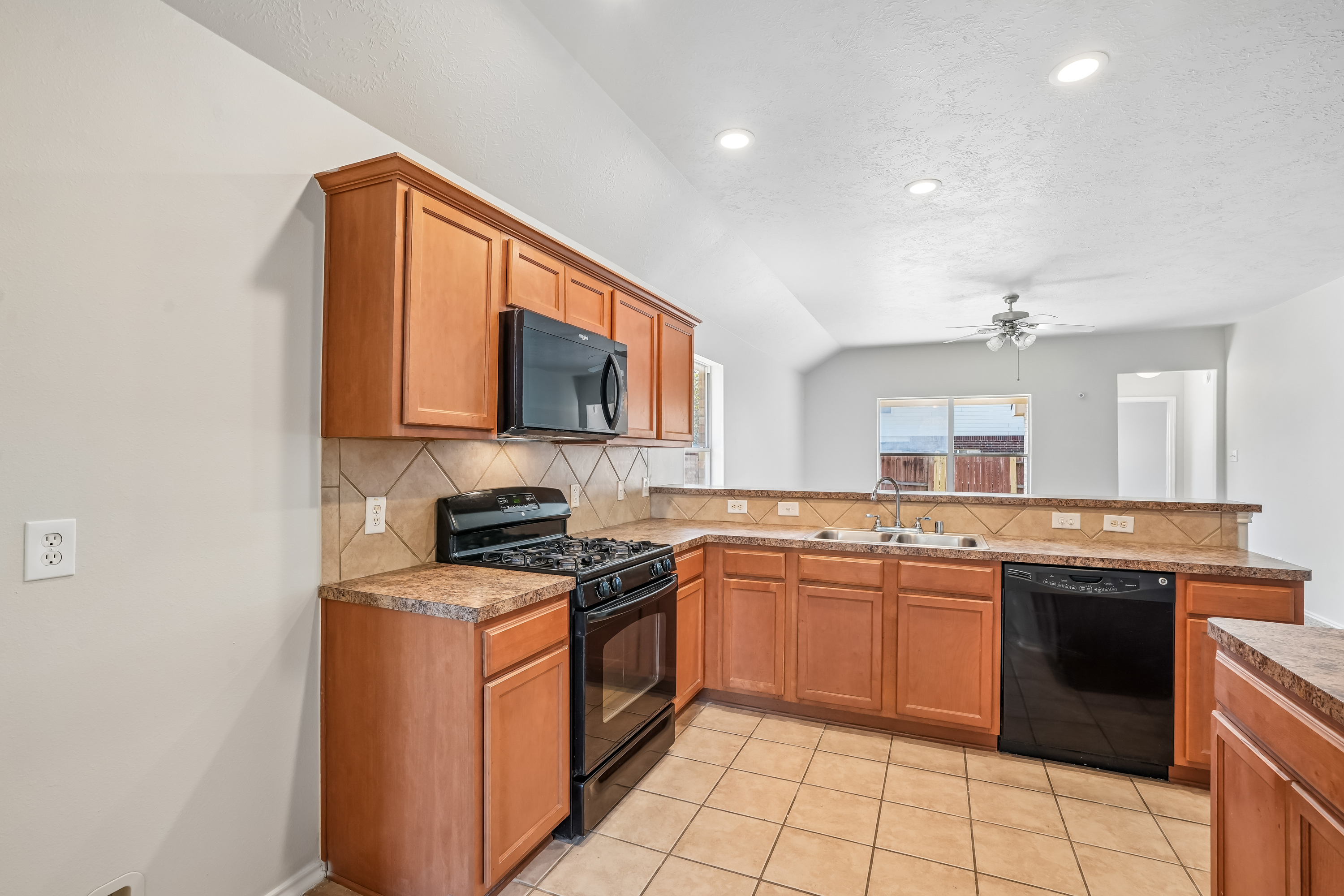 Photo 11 of 37 of 10710 Laurelton Ct, Humble, TX