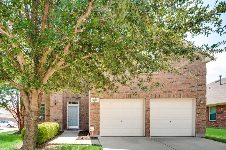 Photo 1 of 31 - 1203 Clearwater Dr, Grand Prairie, TX 75052