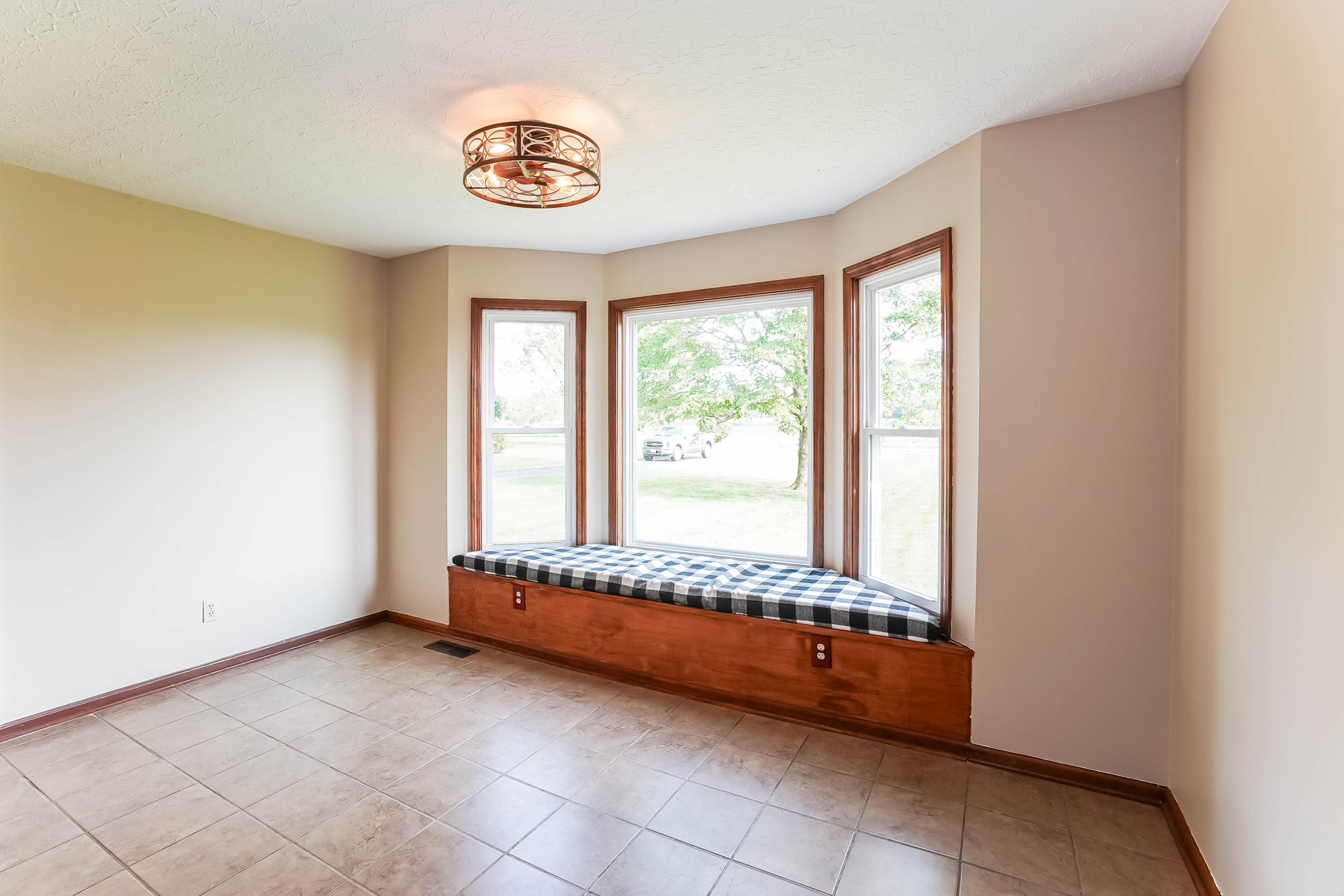 Photo 16 of 20 of 5990 Clarksville Rd, Russellville, KY