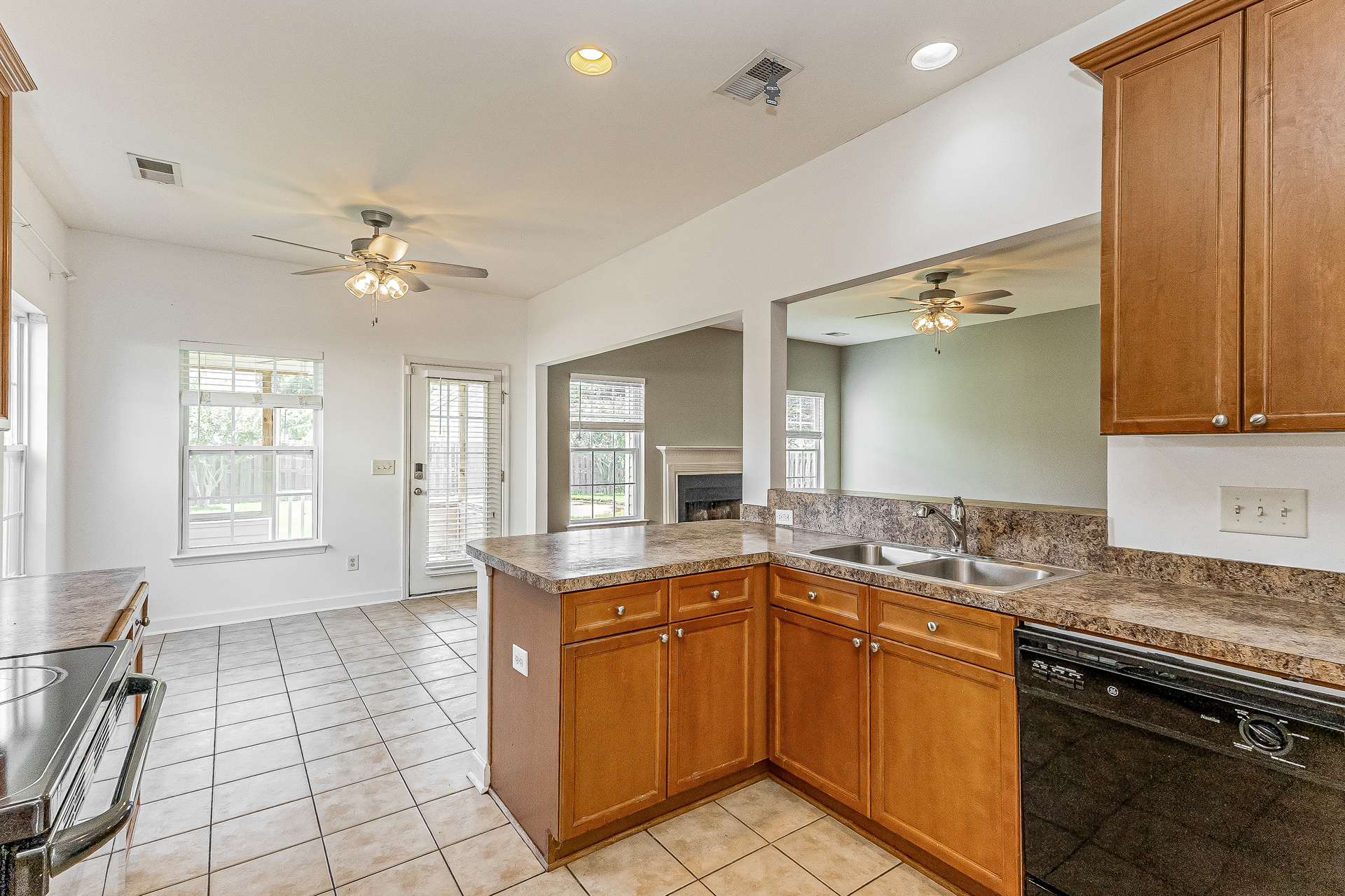 Photo 8 of 22 of 1019 Sterling Ln, Summerville, SC