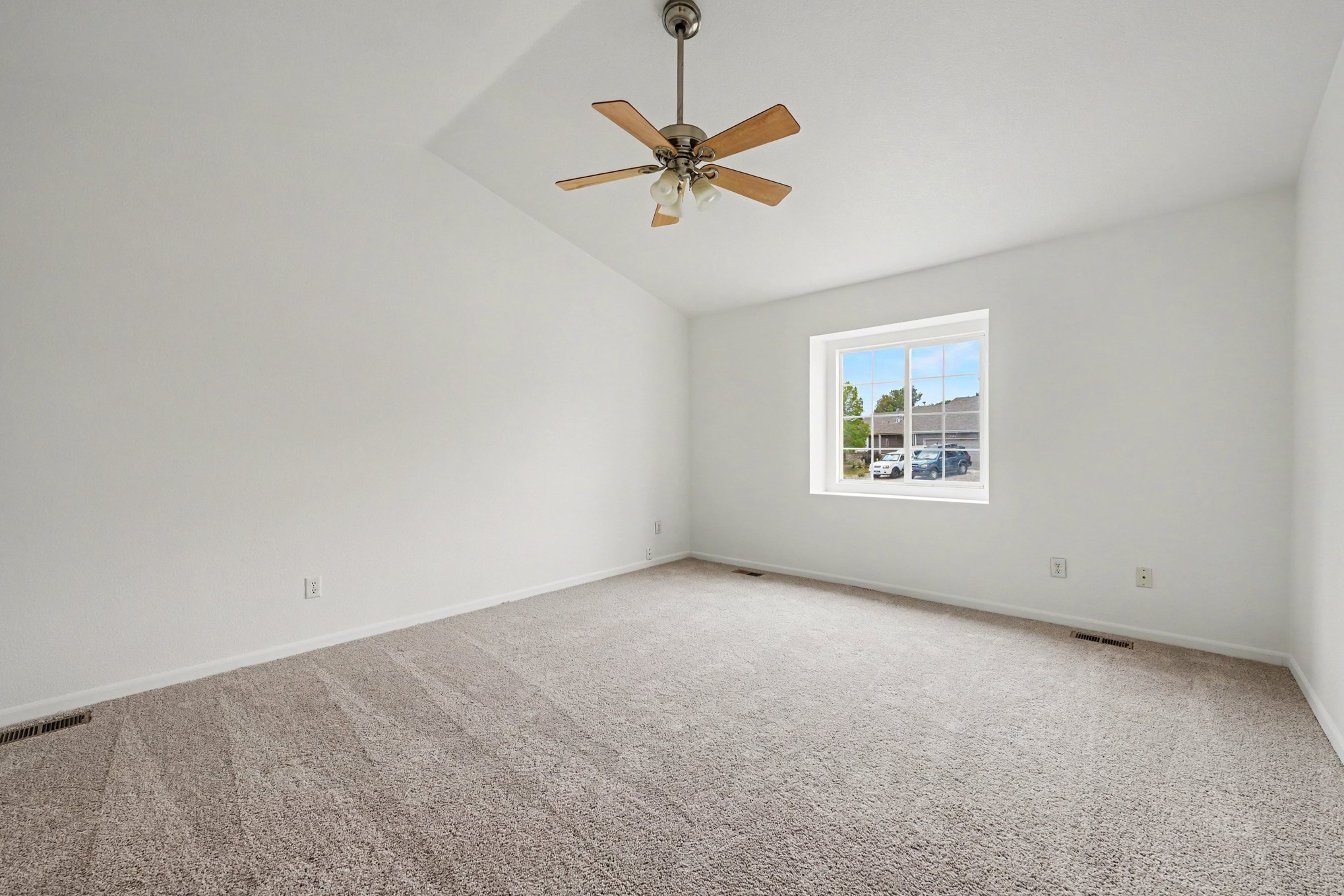 Photo 4 of 17 of 4098 La Junta Dr, Loveland, CO