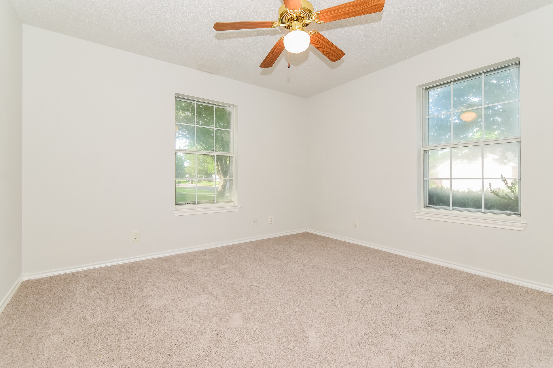 Photo 17 of 20 of 2127 N Village Dr, Bonham, TX