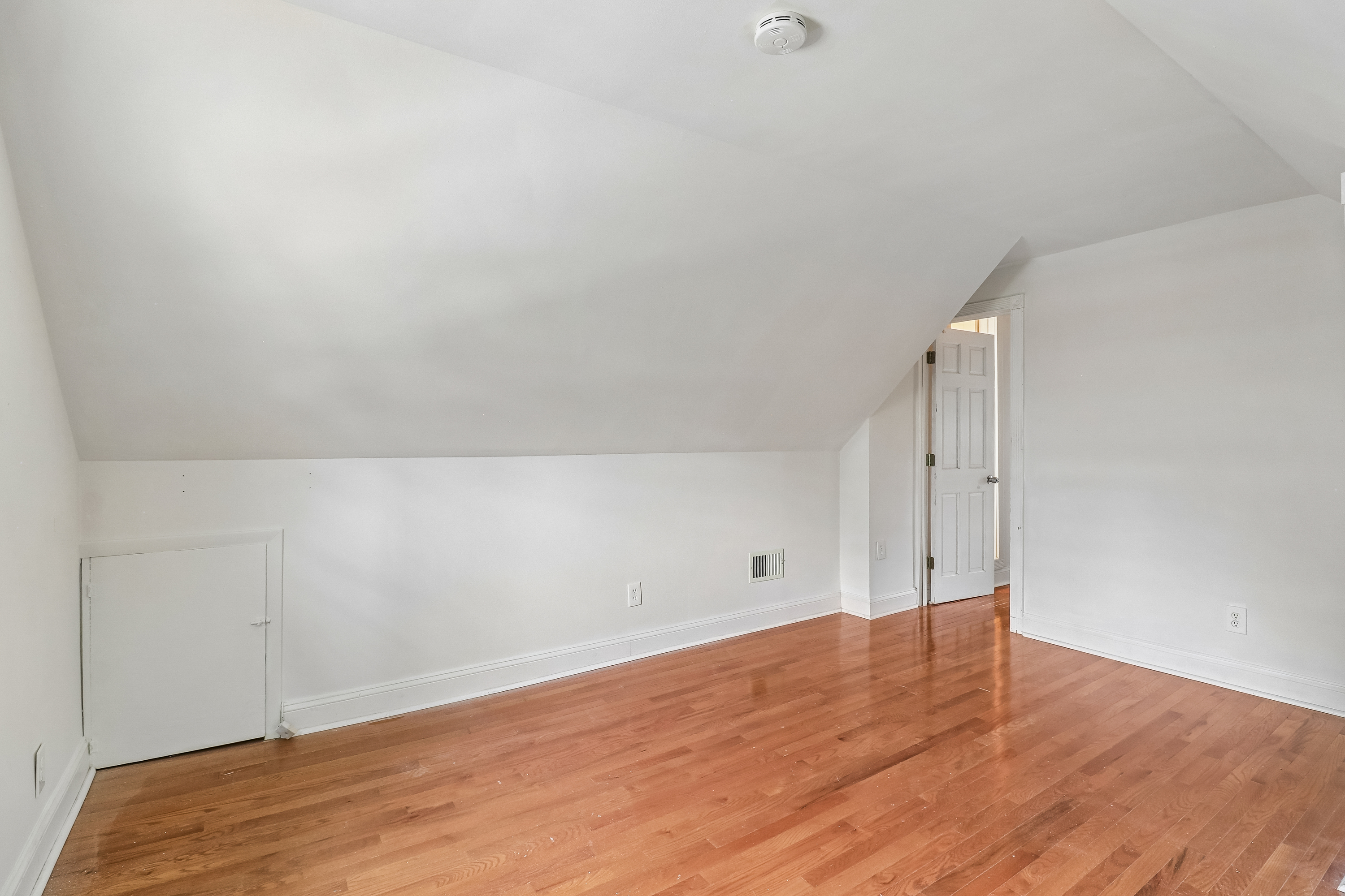 Photo 21 of 35 of 4811 Roslyn Rd, Downers Grove, IL