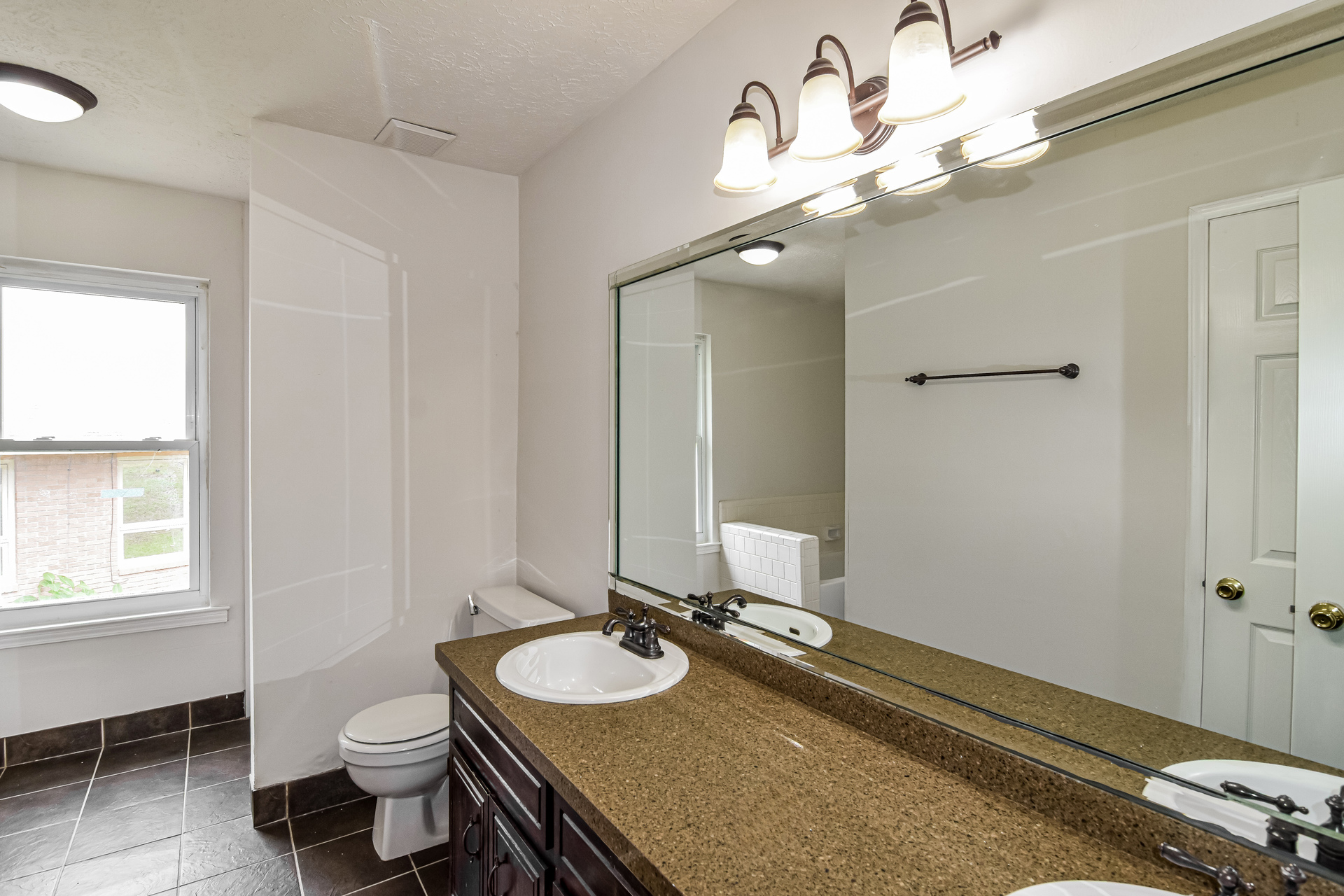Photo 9 of 18 of 7143 Knoll Loop, Montgomery, AL