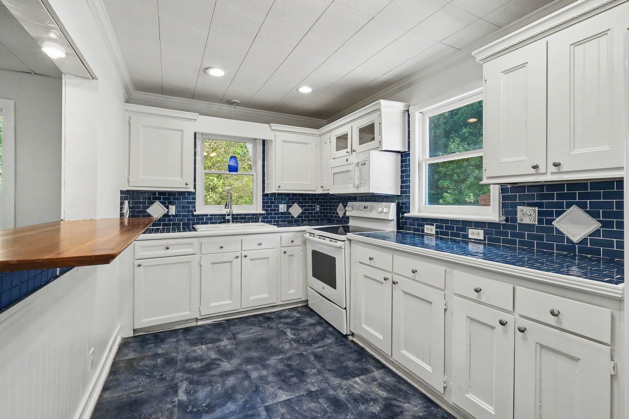 Photo 2 of 38 of 1402 1st Avenue Pl NW, Hickory, NC