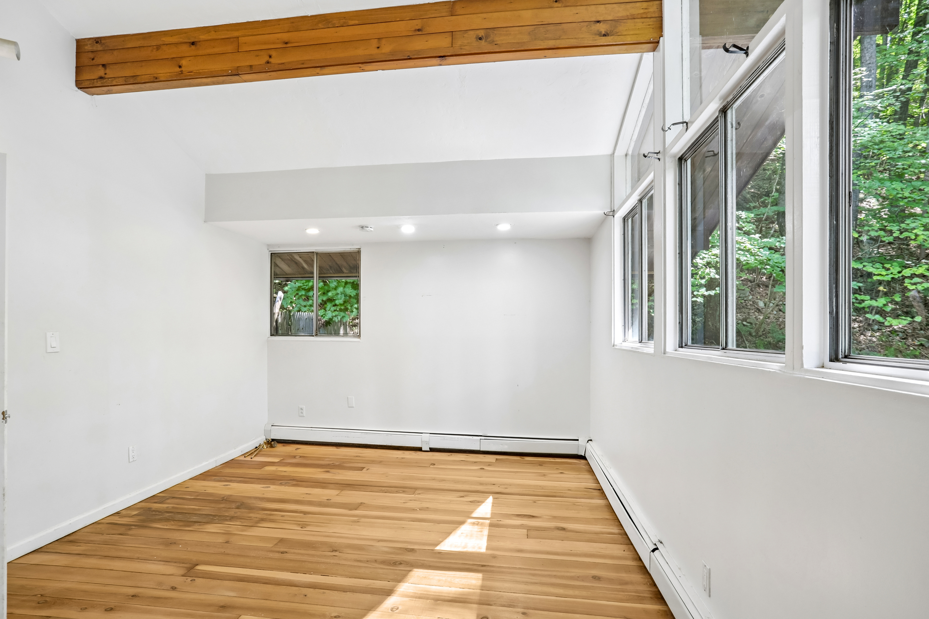Photo 14 of 31 of 951 Haverstraw Rd, Suffern, NY
