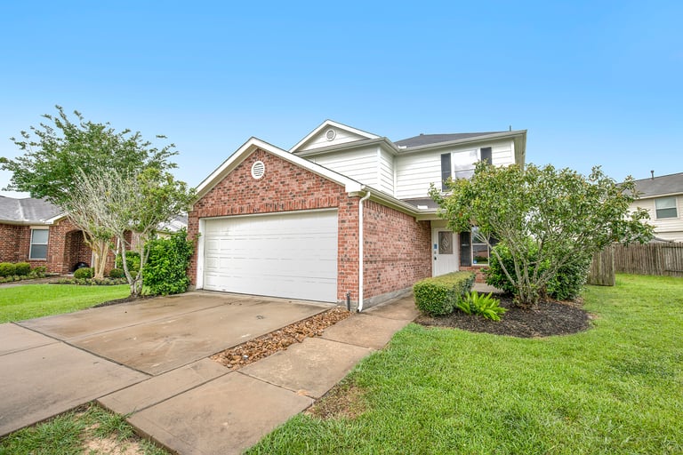 Photo 1 of 17 - 8410 Macow Ct, Rosharon, TX 77583