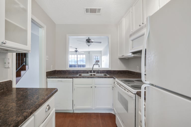 Photo 2 of 25 - 7317 Kingswood Cir, Fort Worth, TX 76133