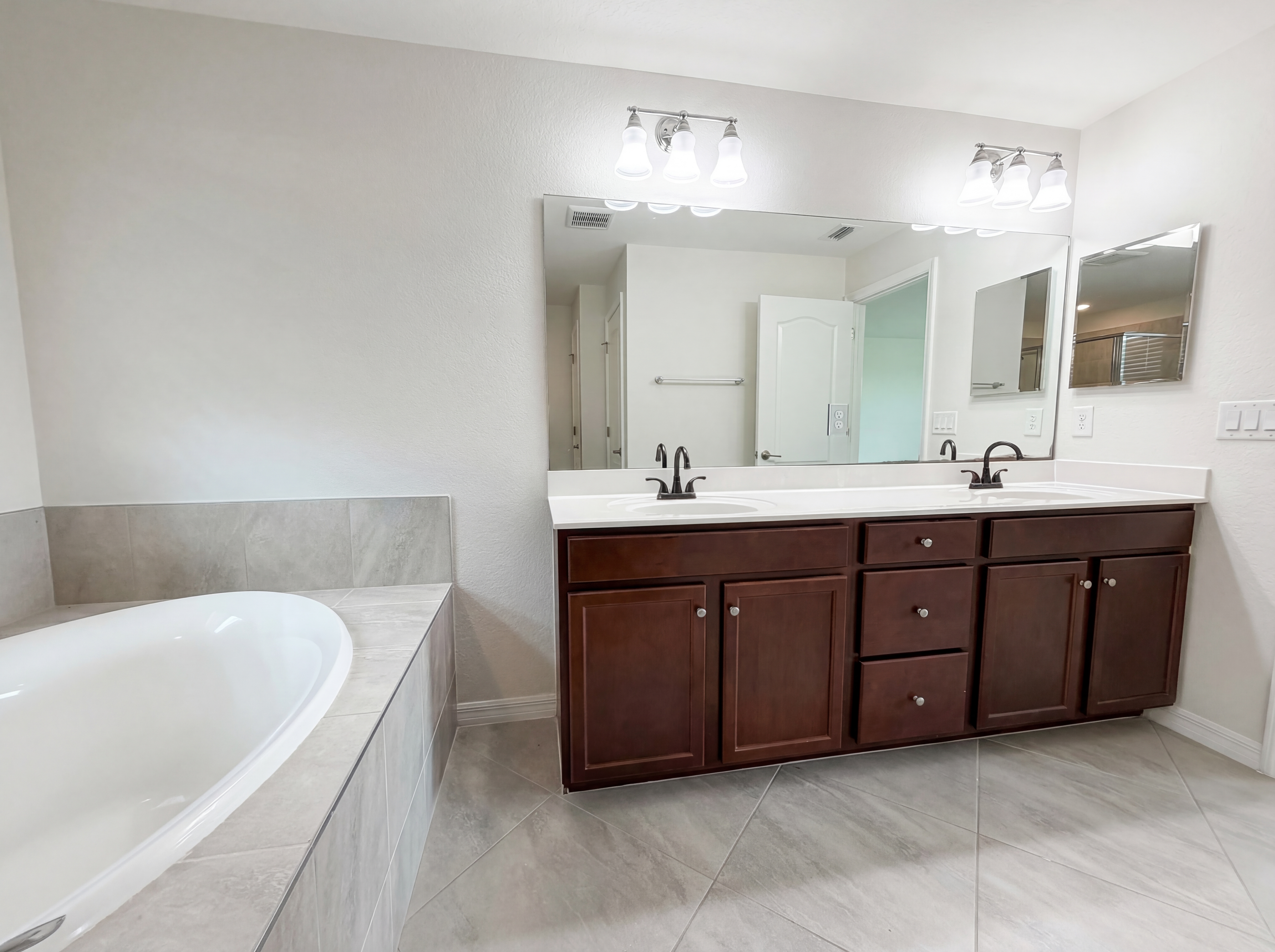Photo 31 of 35 of 14102 Vindel Cir, Fort Myers, FL