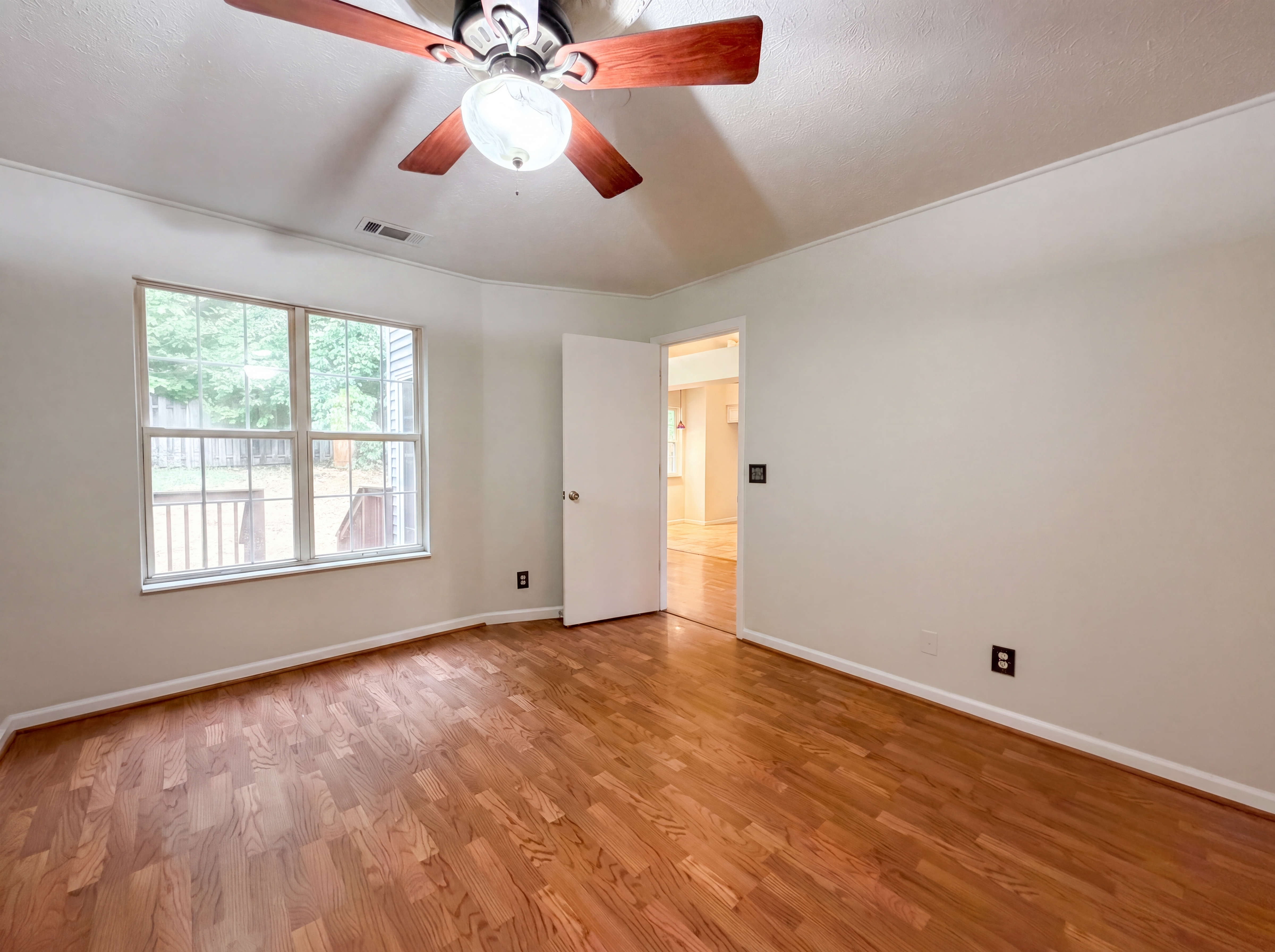 Photo 4 of 18 of 4046 Farmingham Woods Dr, Hermitage, TN
