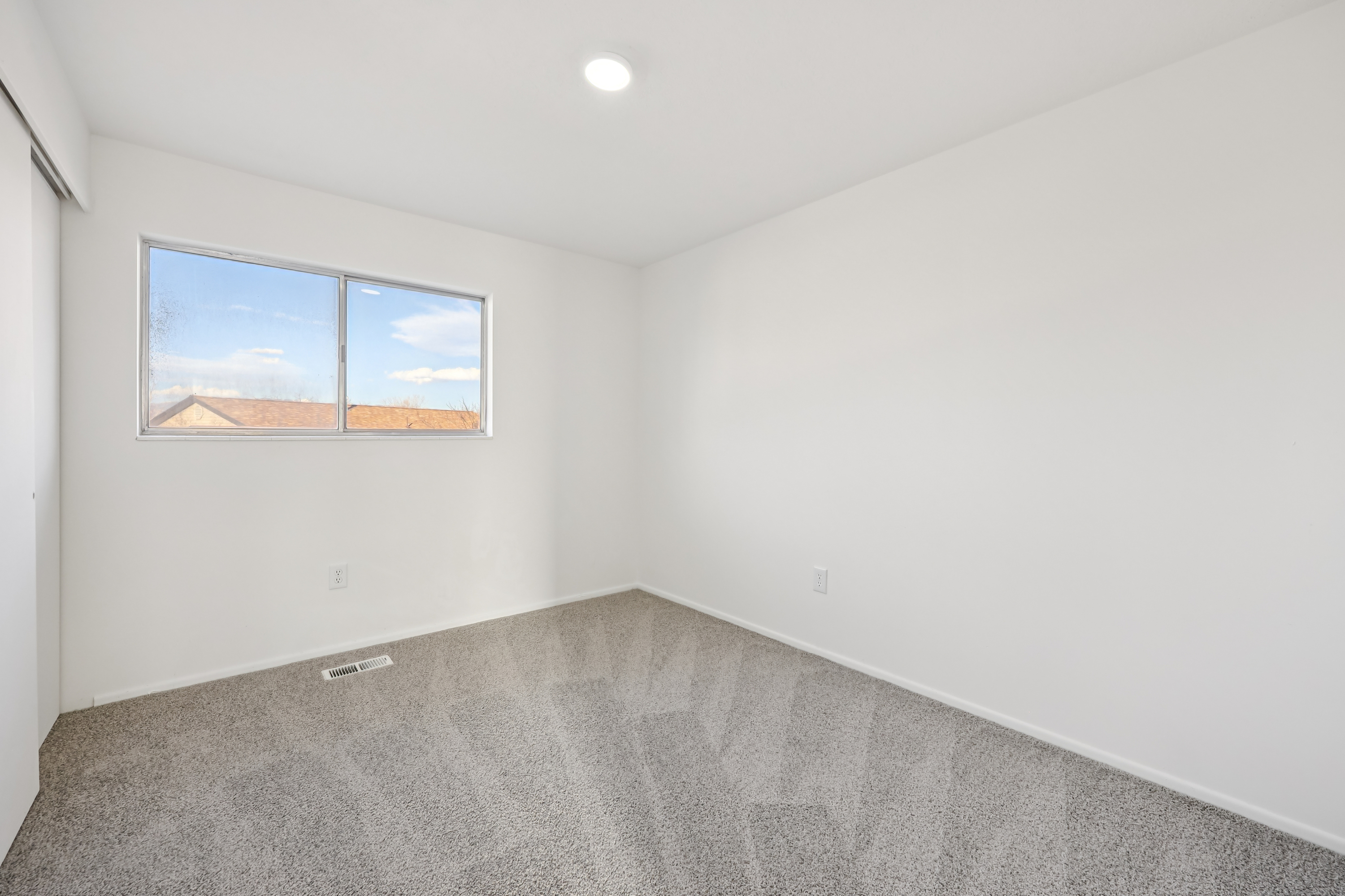 Photo 4 of 40 of 3020 W Rosa Vista Dr, Taylorsville, UT