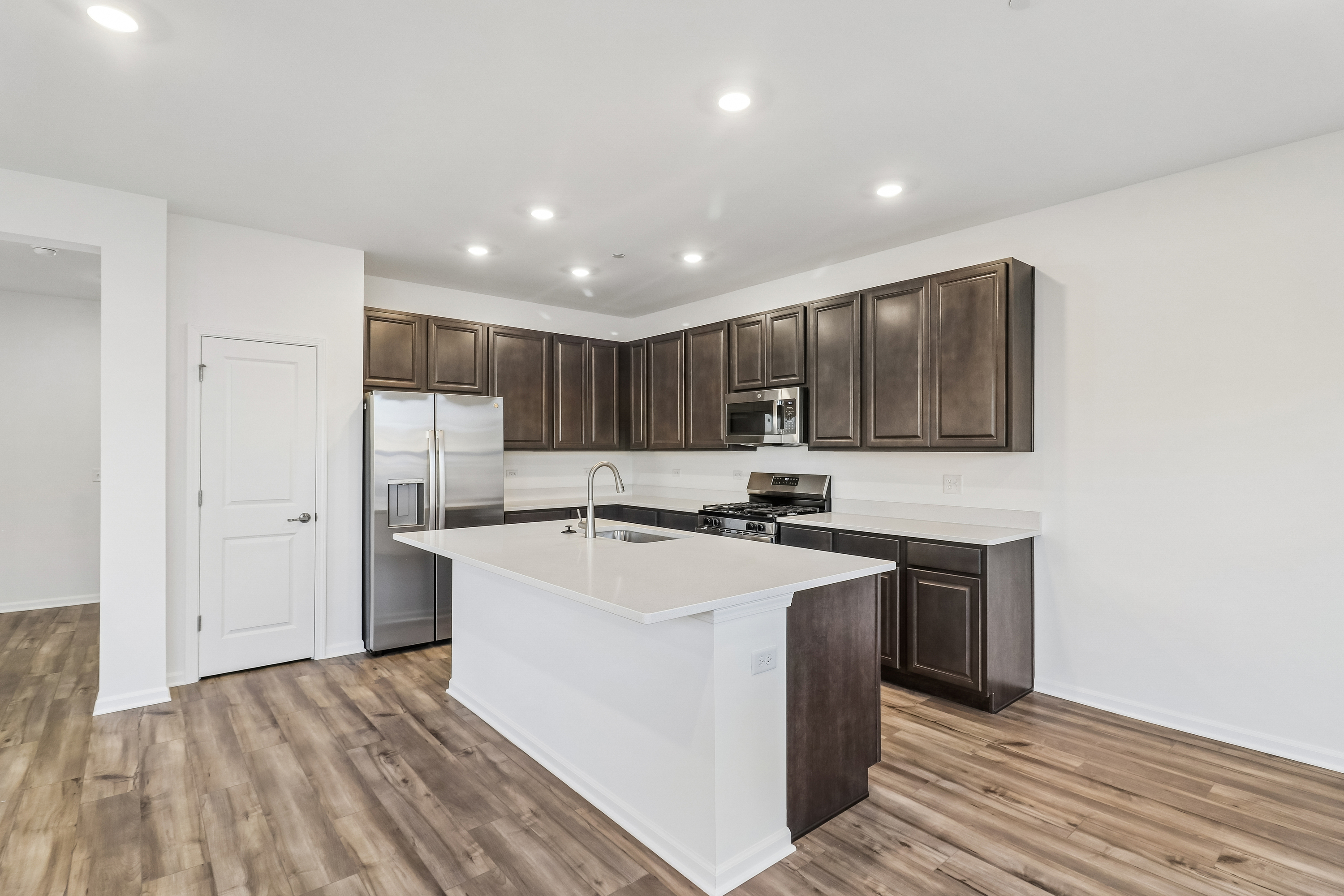 Photo 8 of 28 of 643 Cassia Ct, Crystal Lake, IL