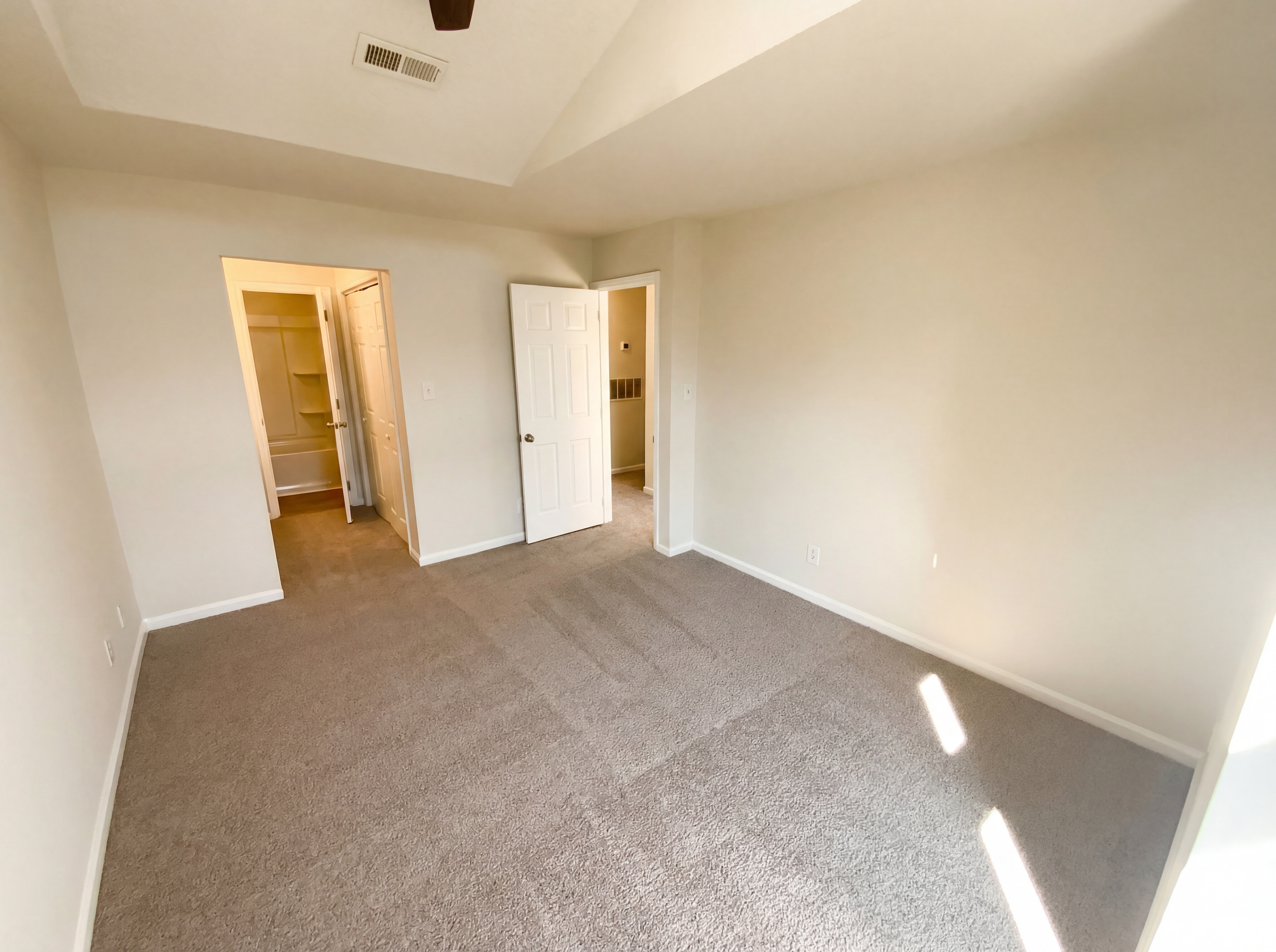 Photo 4 of 28 of 1101 E Morehead St, Charlotte, NC