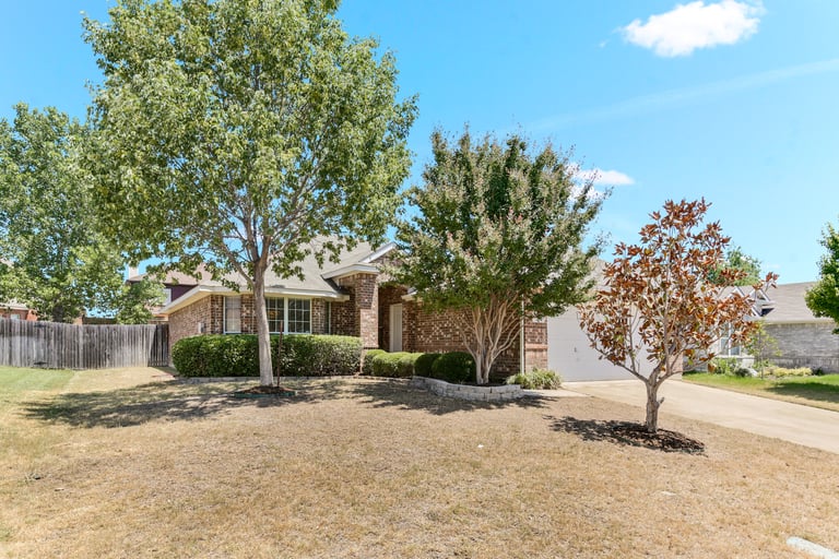 Photo 4 of 25 - 305 Millford Rd, Roanoke, TX 76262