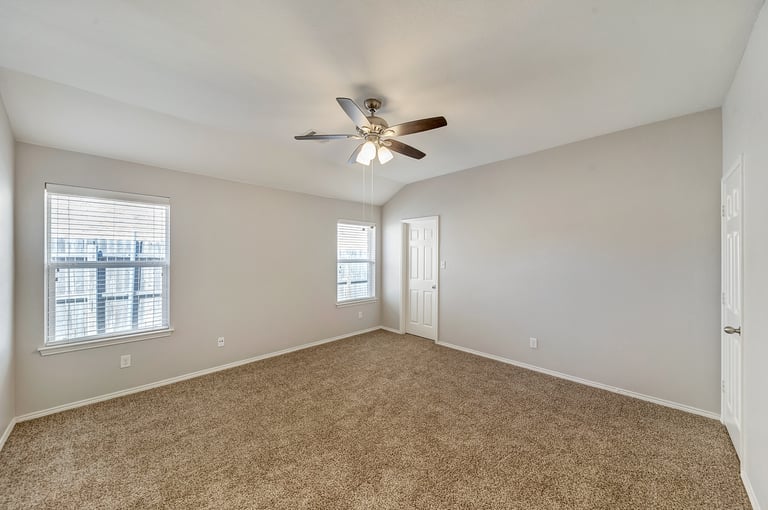 Photo 14 of 25 - 5516 Creek Hill Ln, Fort Worth, TX 76179