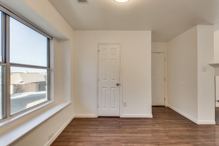 Photo 11 of 27 - 1332 Dallshan Dr, Carrollton, TX 75007