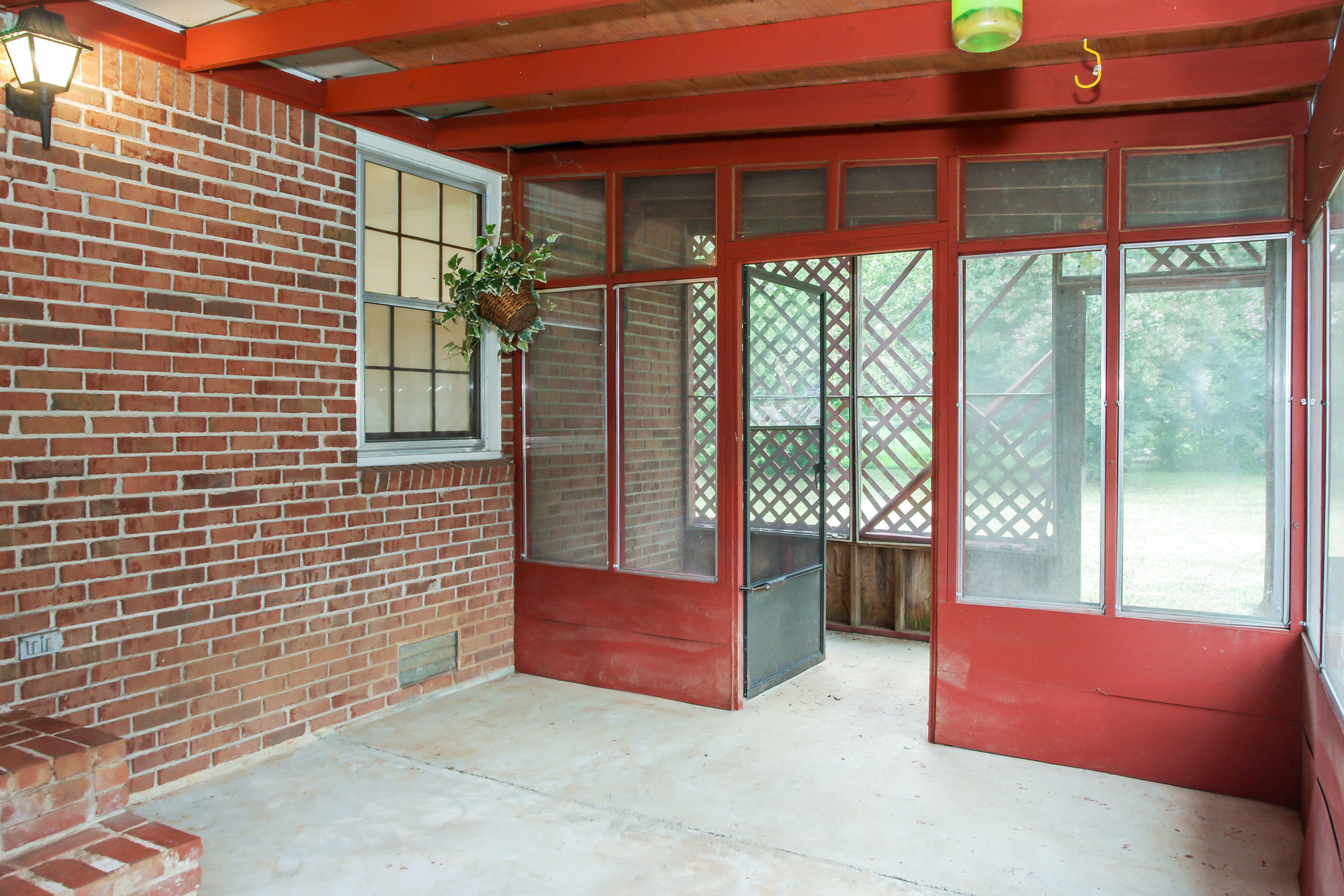 Photo 16 of 22 of 2609 Rockwell Rd NW, Huntsville, AL