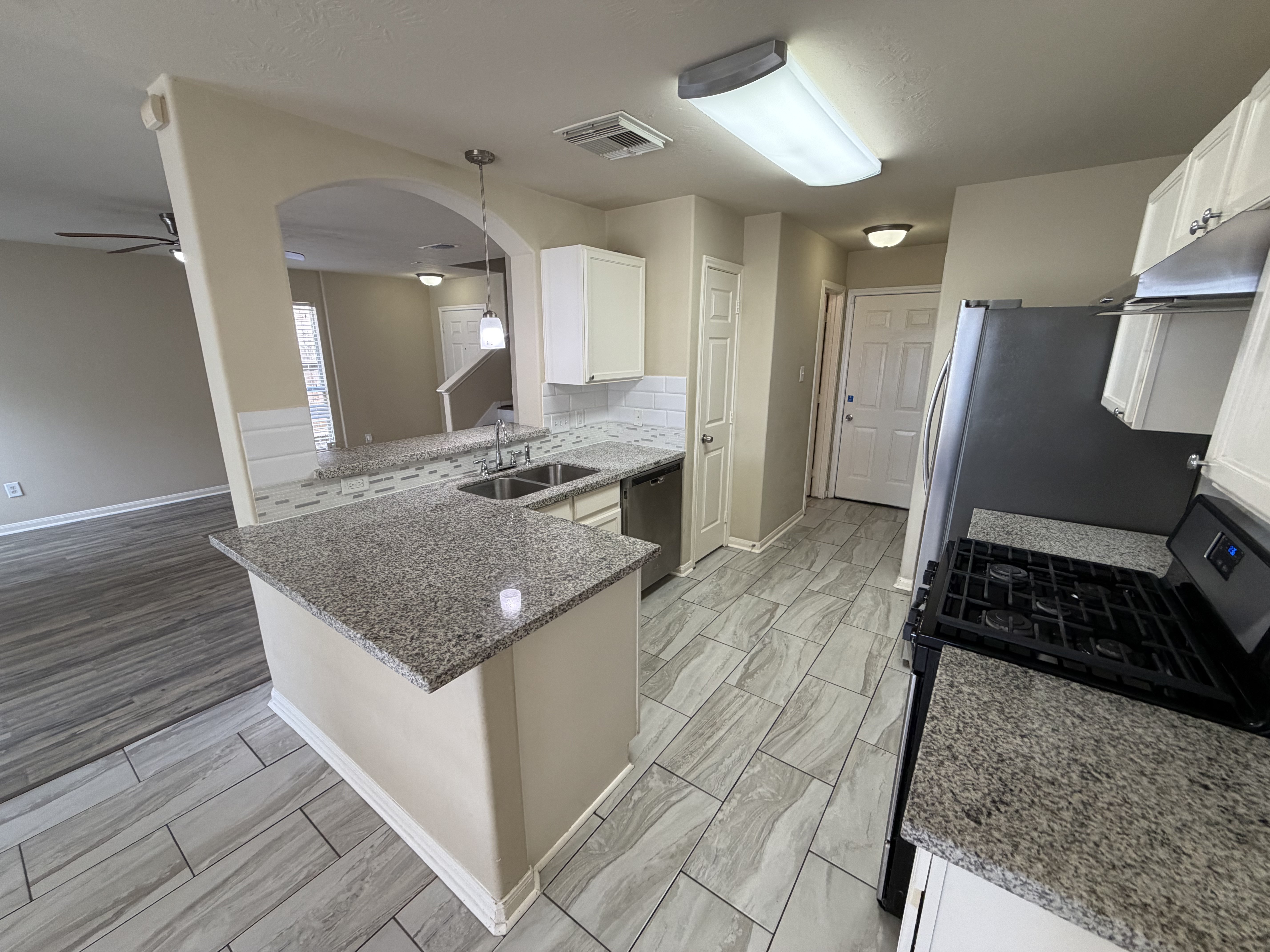 Photo 9 of 28 of 10250 Rolleston Ln, Houston, TX