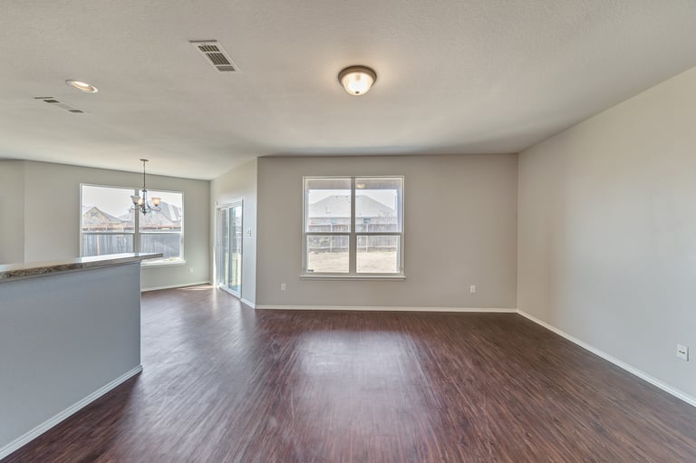 Photo 13 of 37 - 941 John Kennedy Dr, Saginaw, TX 76179