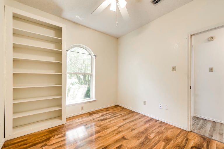 Photo 2 of 24 - 6913 Egan Way, Fort Worth, TX 76137