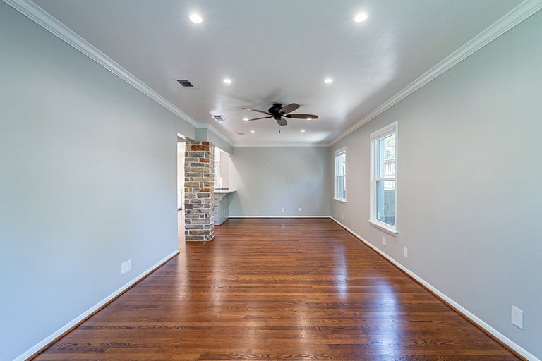 Photo 12 of 29 - 10183 Baronne Cir, Dallas, TX 75218