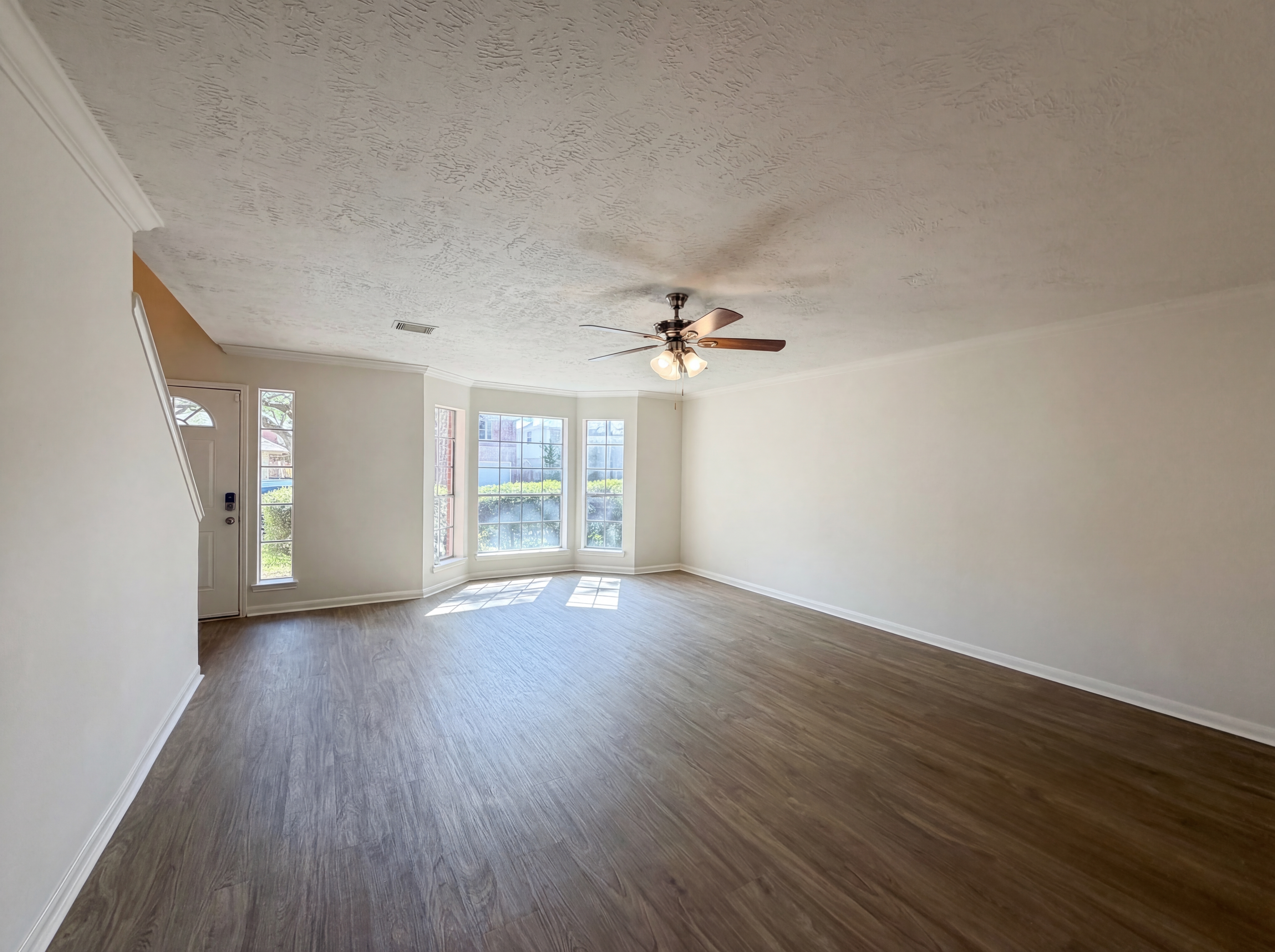 Photo 3 of 22 of 6831 Stratford Park Dr, Houston, TX