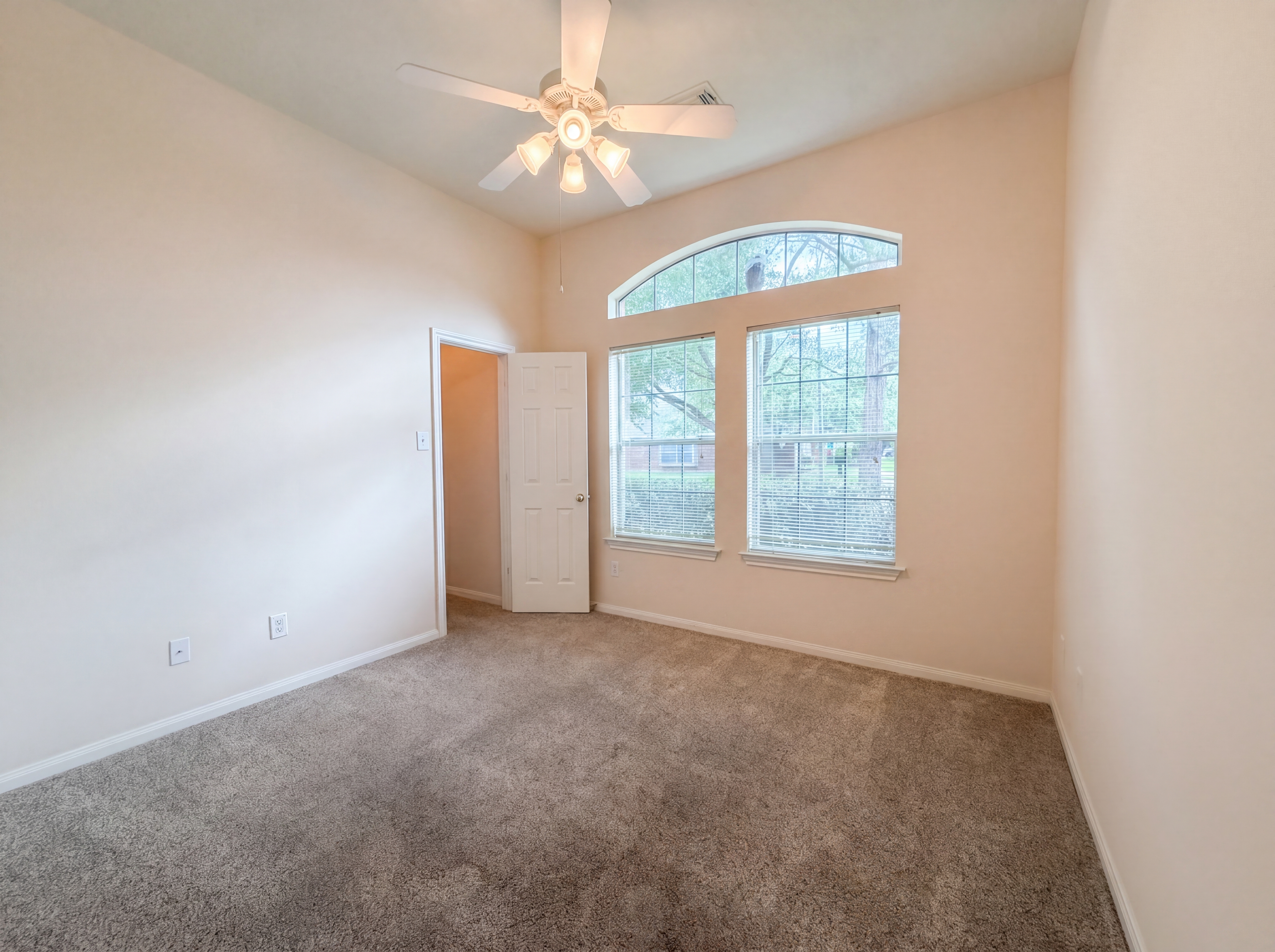 Photo 12 of 21 of 19110 Piney Way Dr, Tomball, TX