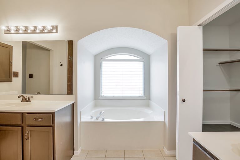 Photo 19 of 26 - 5716 Wimbledon Cir, Haltom City, TX 76137