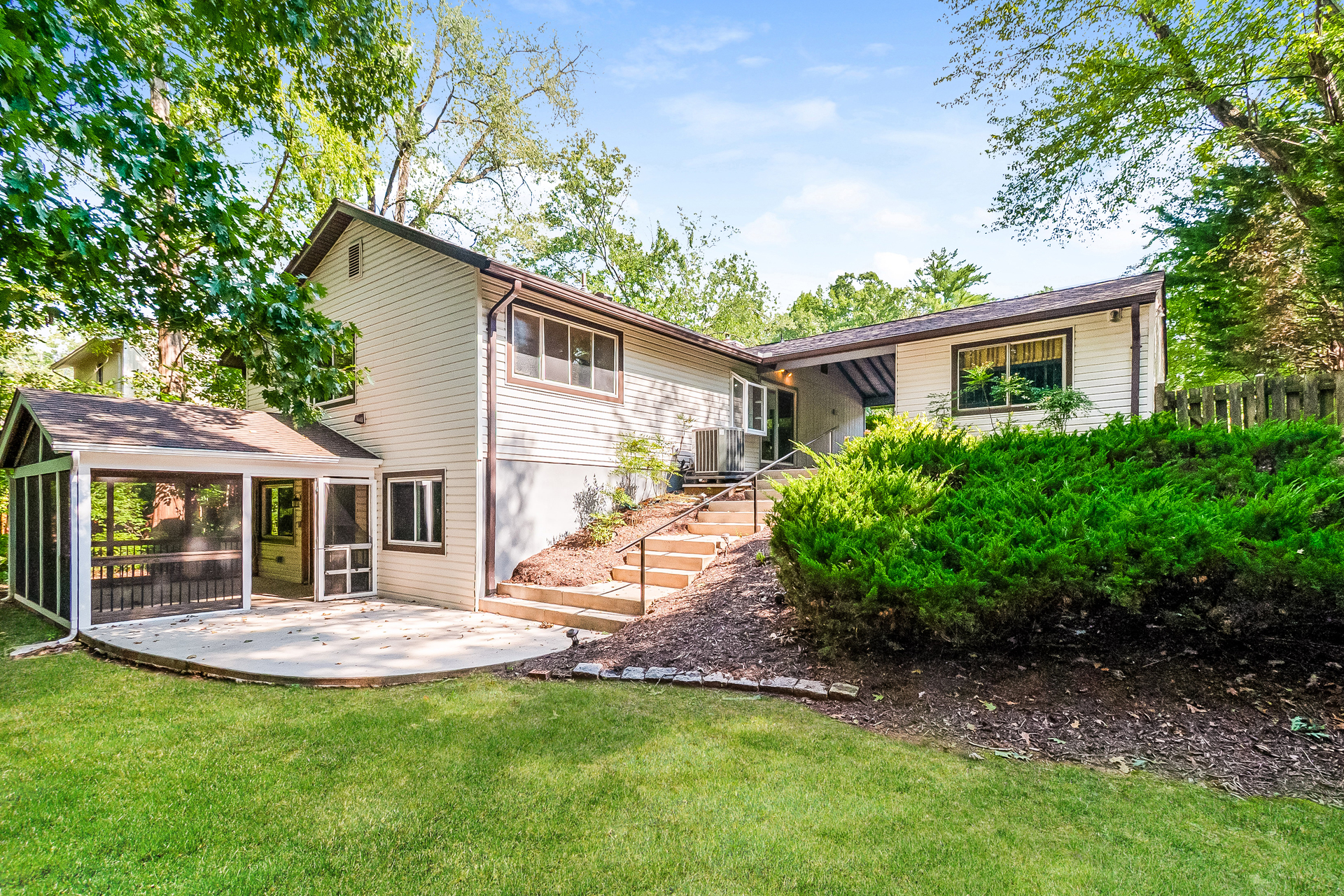 Photo 5 of 19 of 256 W Meadowland Ln, Sterling, VA