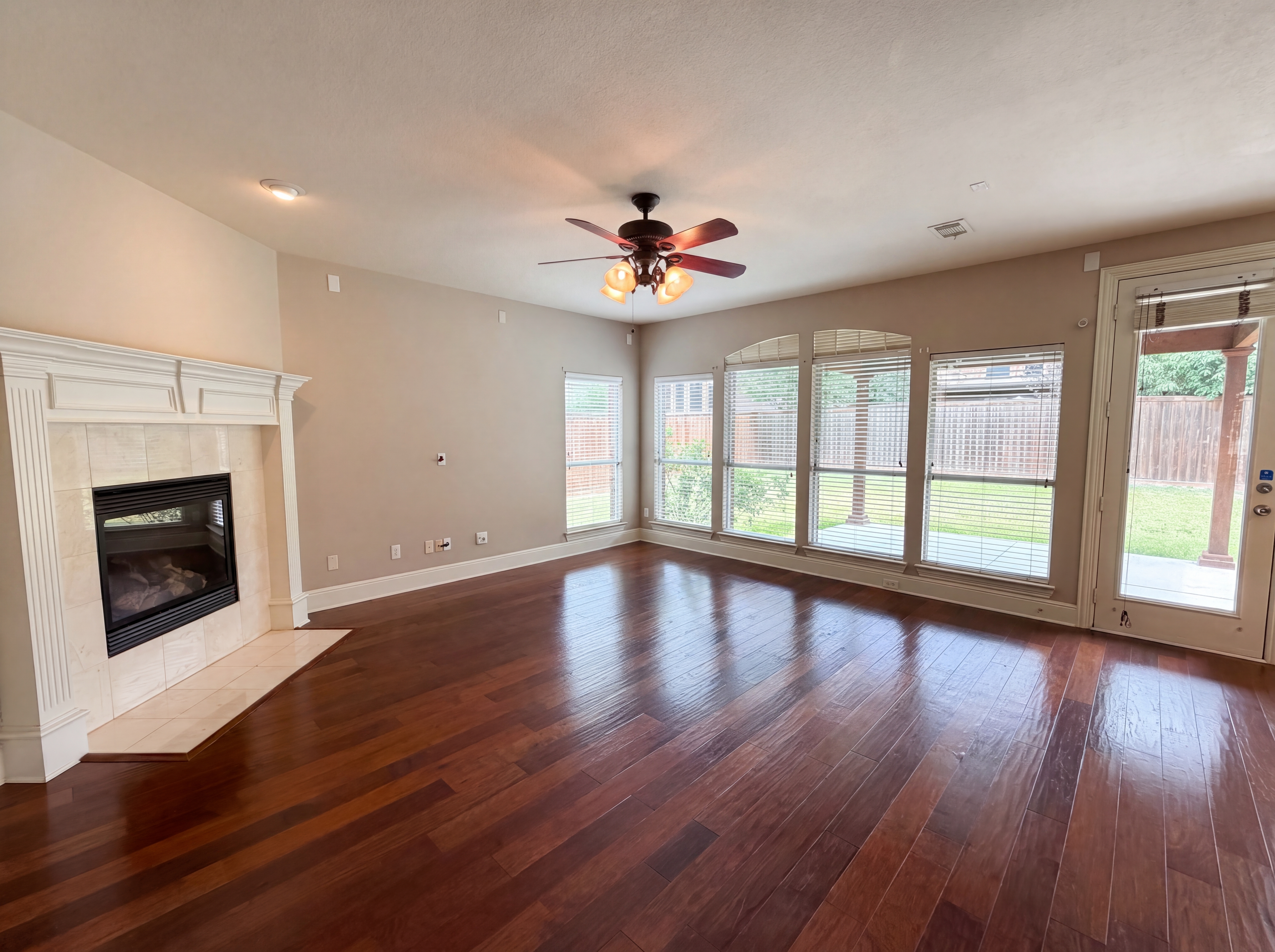 Photo 9 of 32 of 10330 Sandbar Dr, Irving, TX