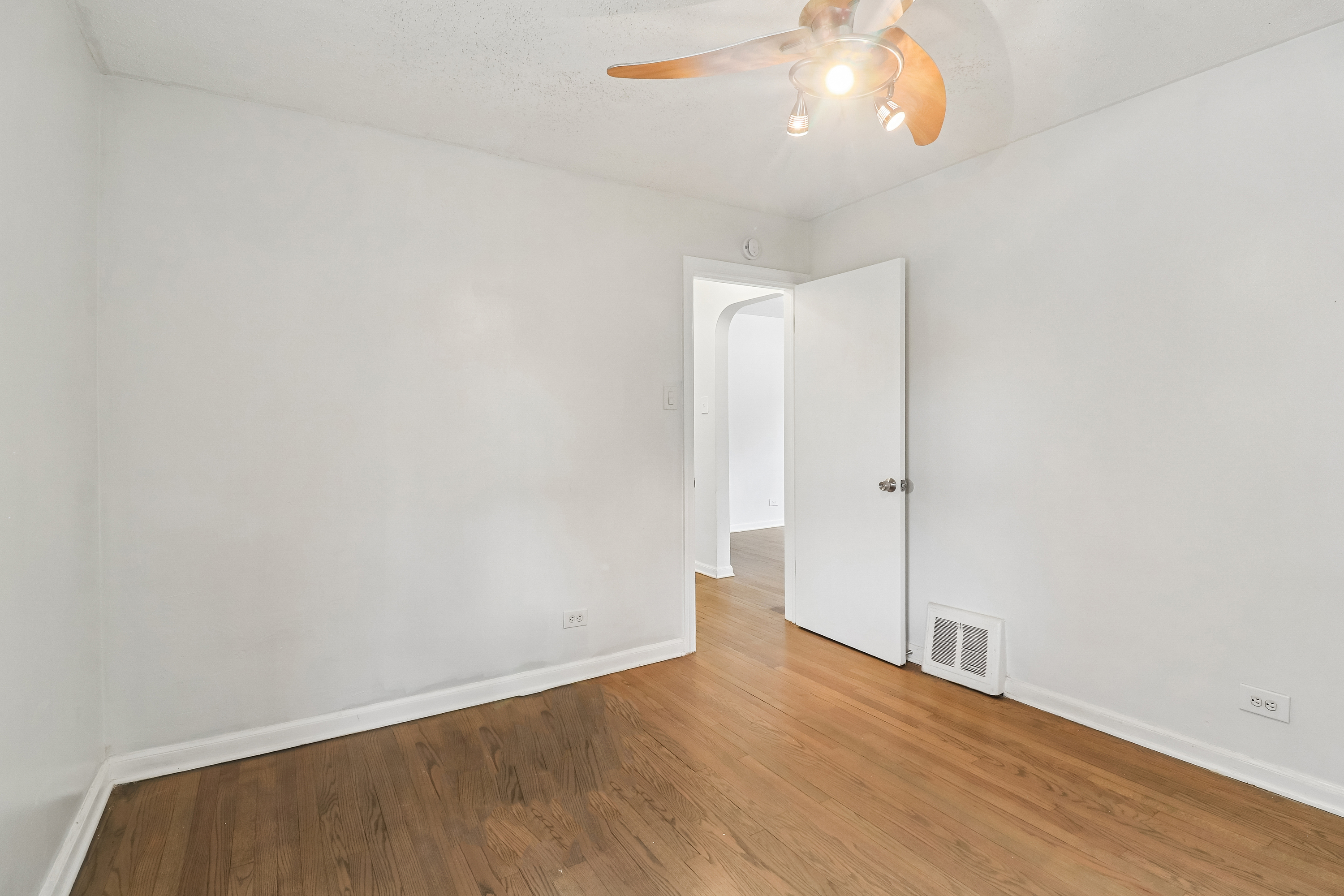 Photo 4 of 41 of 1107 W 101st St, Chicago, IL