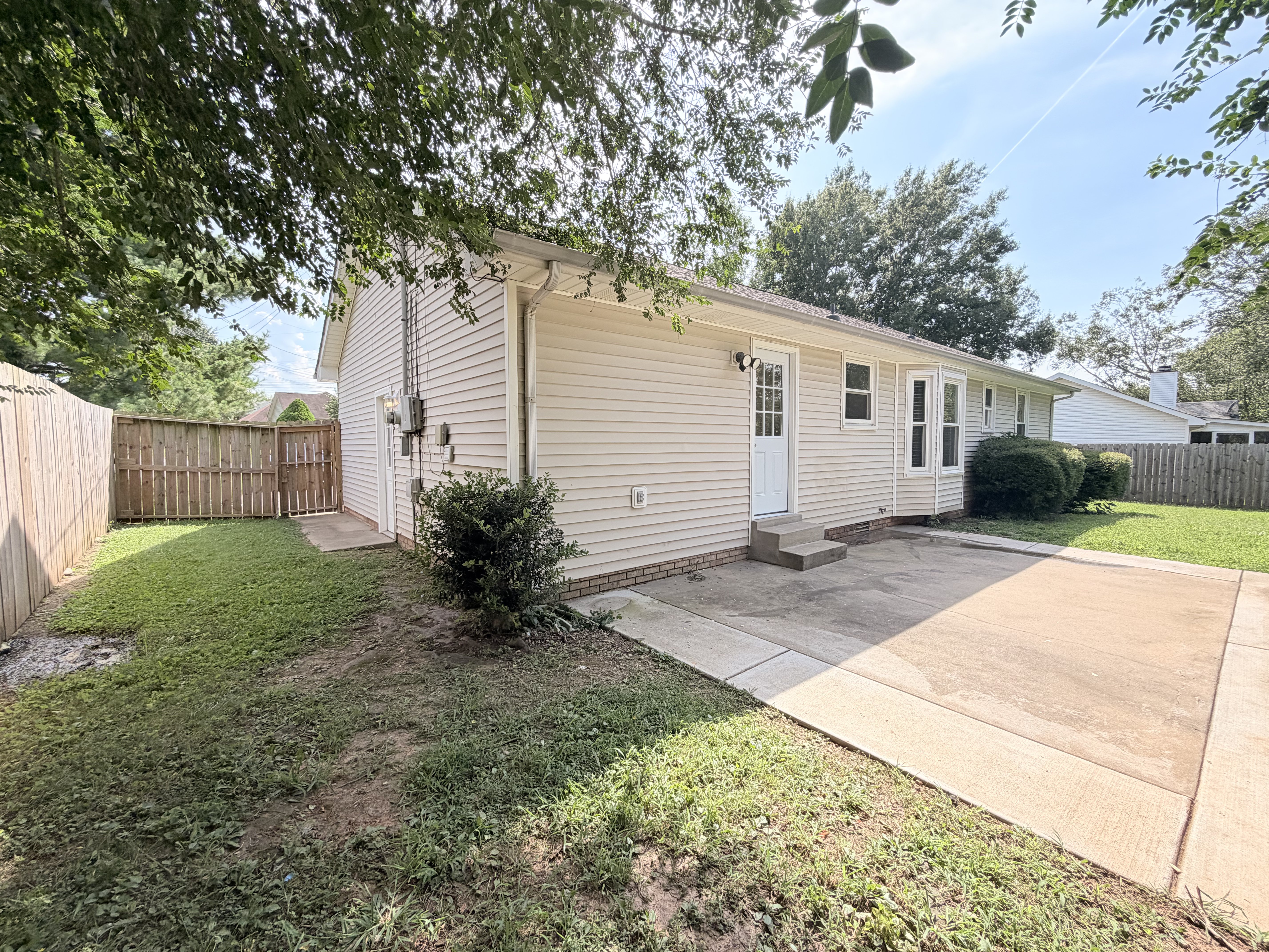 Photo 16 of 18 of 1227 Crystal Dr, Clarksville, TN