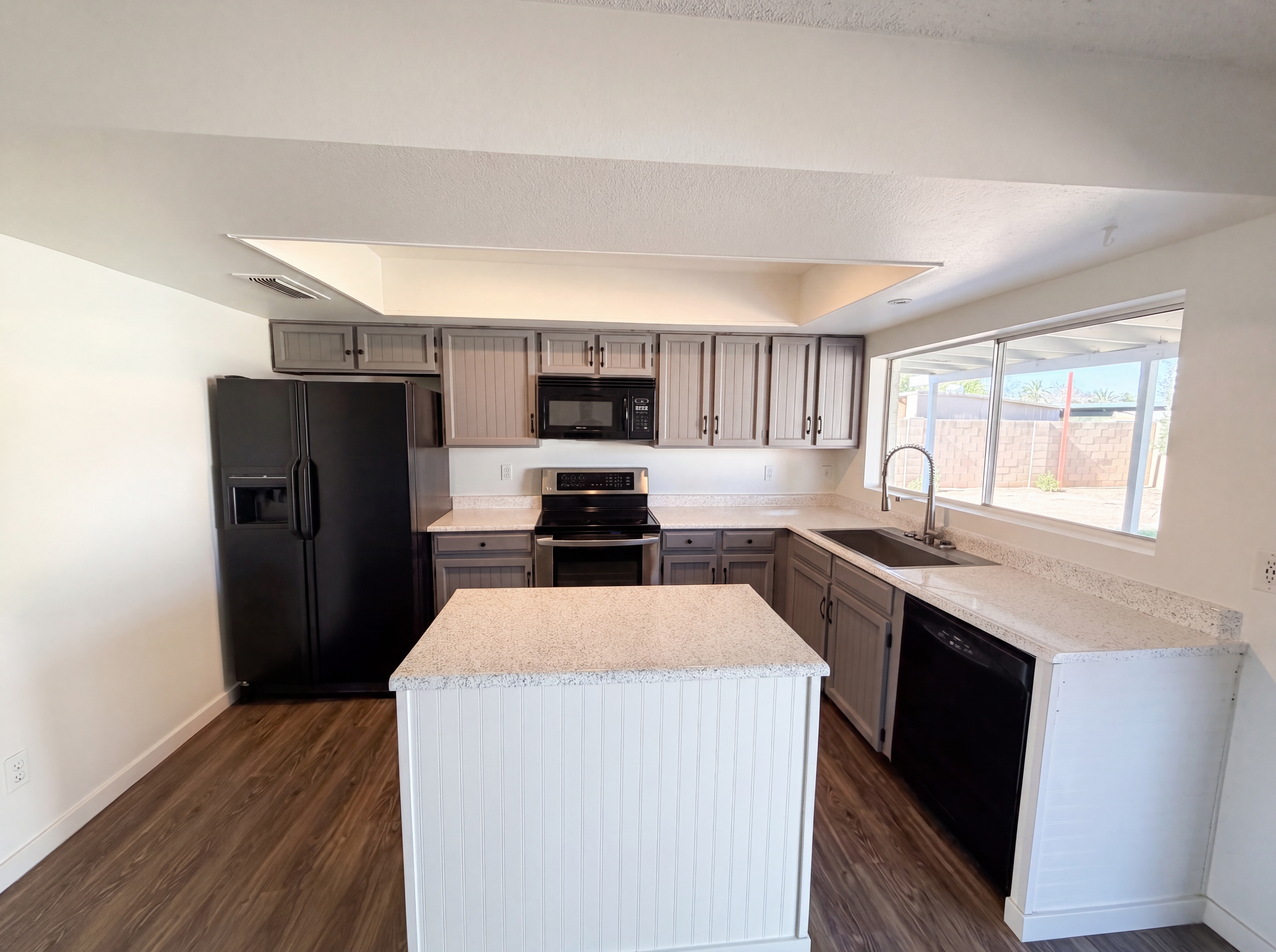 Photo 2 of 21 of 12028 N 41st Dr, Phoenix, AZ
