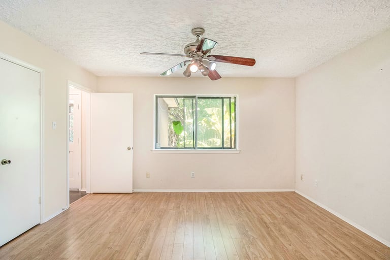 Photo 13 of 17 - 319 Richvale Ln, Webster, TX 77598