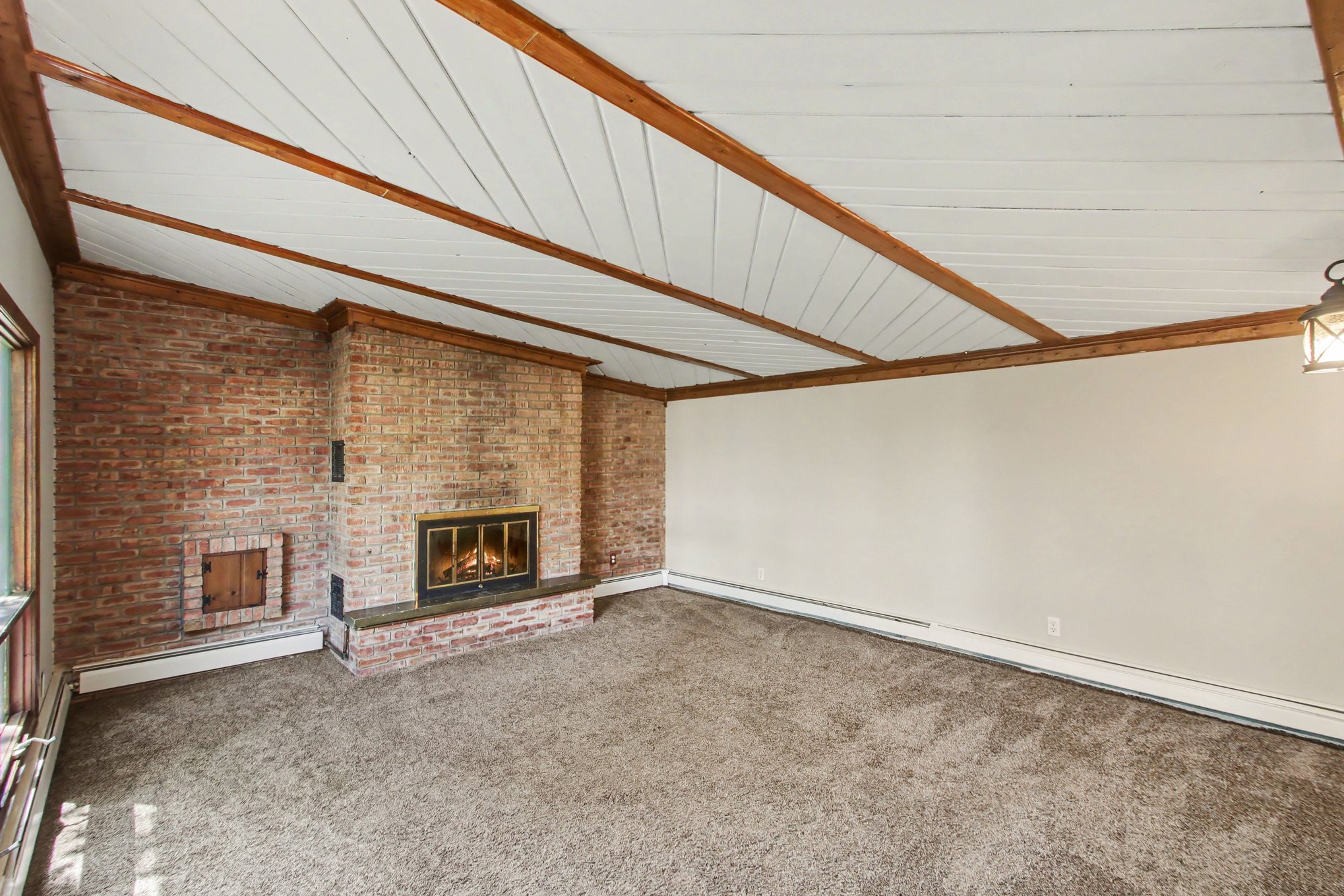 Photo 3 of 23 of 7800 W Sharpe Rd, Fowlerville, MI