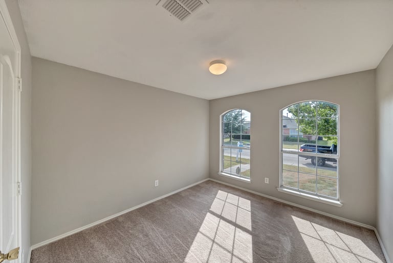 Photo 16 of 22 - 220 Laramie Ln, Desoto, TX 75115