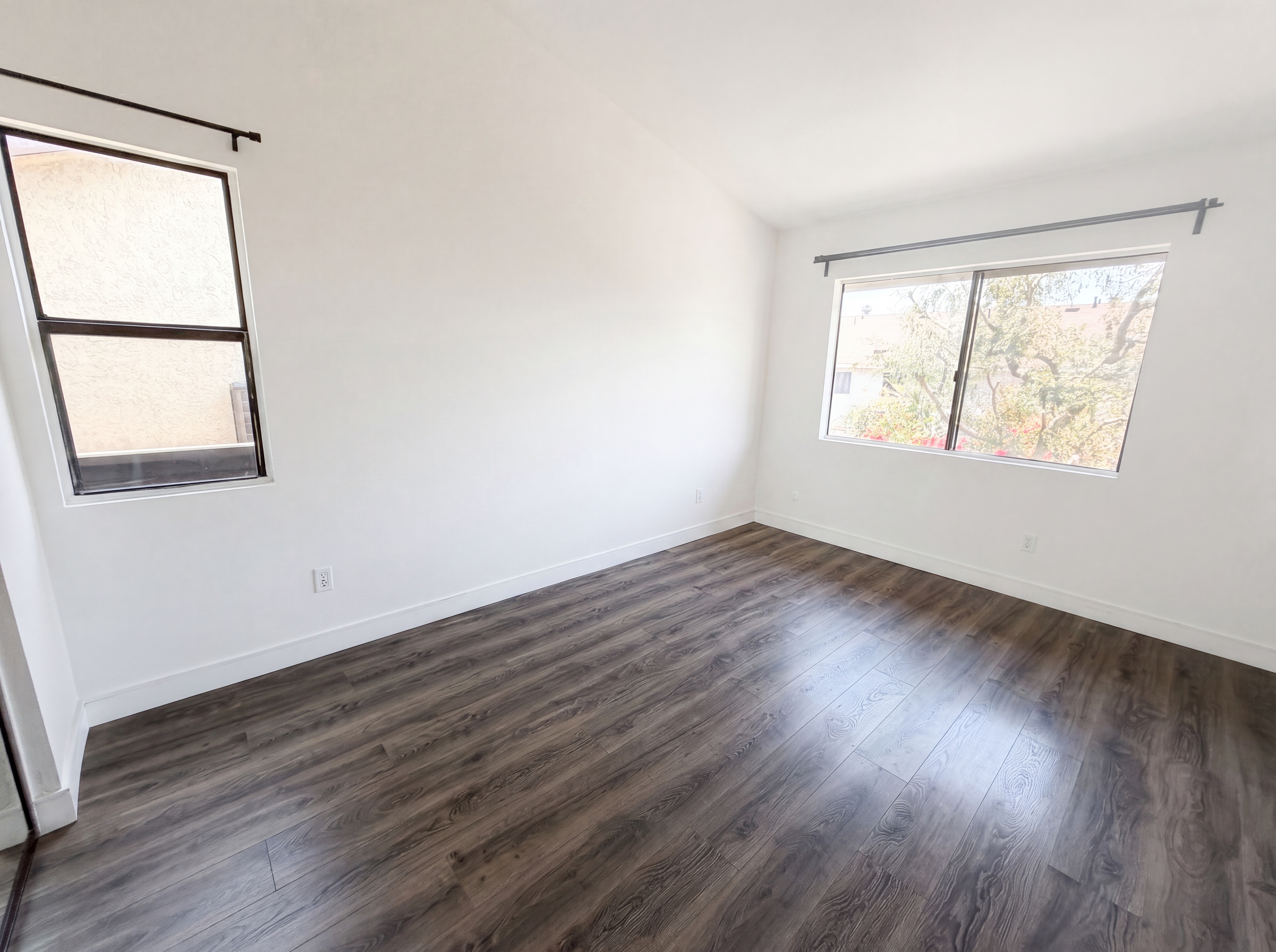 Photo 4 of 17 of 7300 Corbin Ave, Reseda, CA