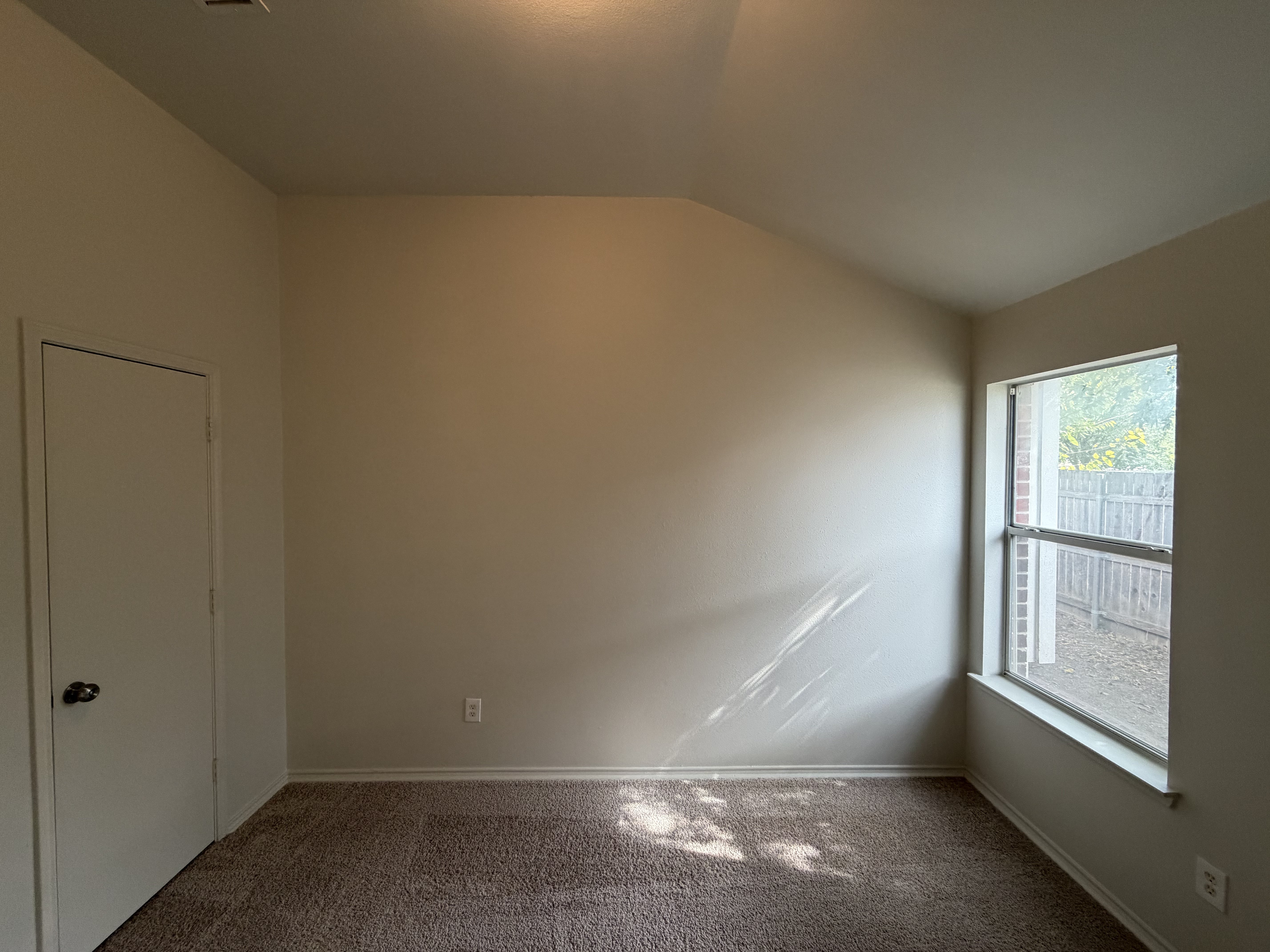Photo 16 of 20 of 825 Dixon Ln, Denton, TX